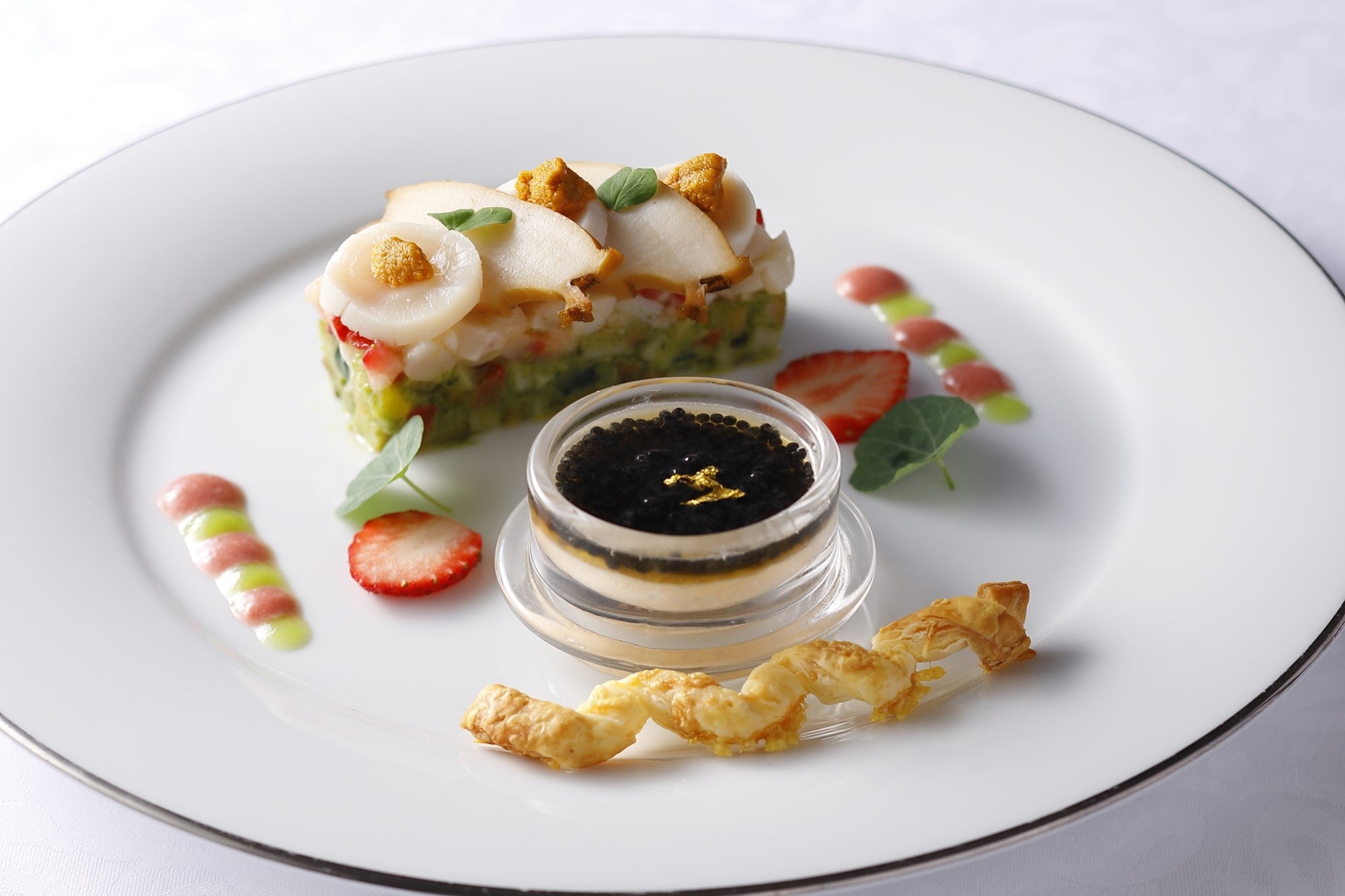 銀座本店レストラン　徳島県産　赤鮑のコンフィと帆立貝のミルフィーユ　 毛蟹のババロアとキャビア