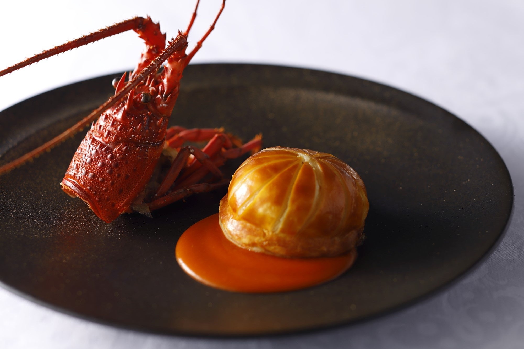 銀座本店レストラン　舌平目で包んだ伊勢海老のパイ包み“ガストロノーム” トマトソース