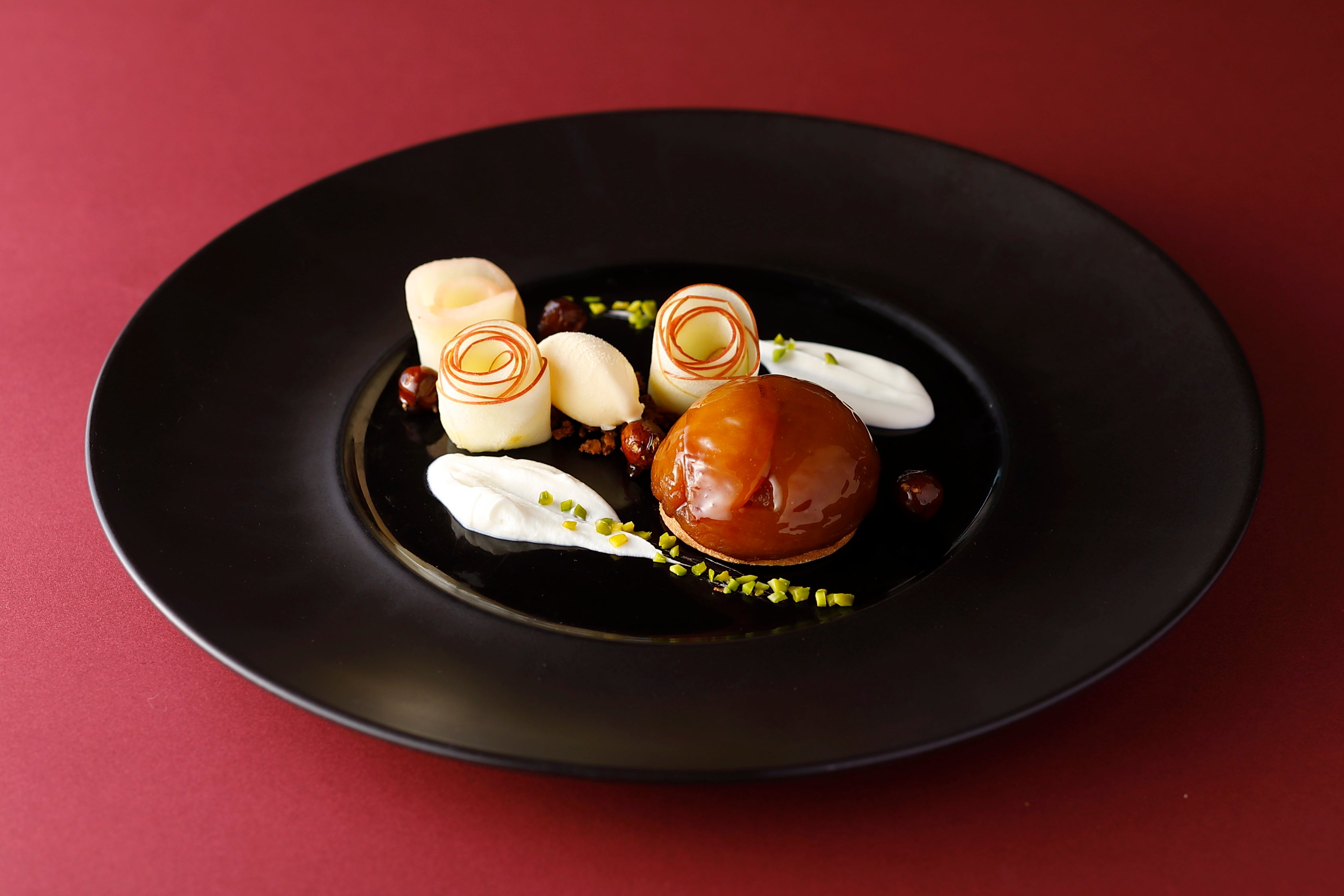 フランスの伝統菓子“タルトタタン”をアレンジした”シナノスイート”のデザート