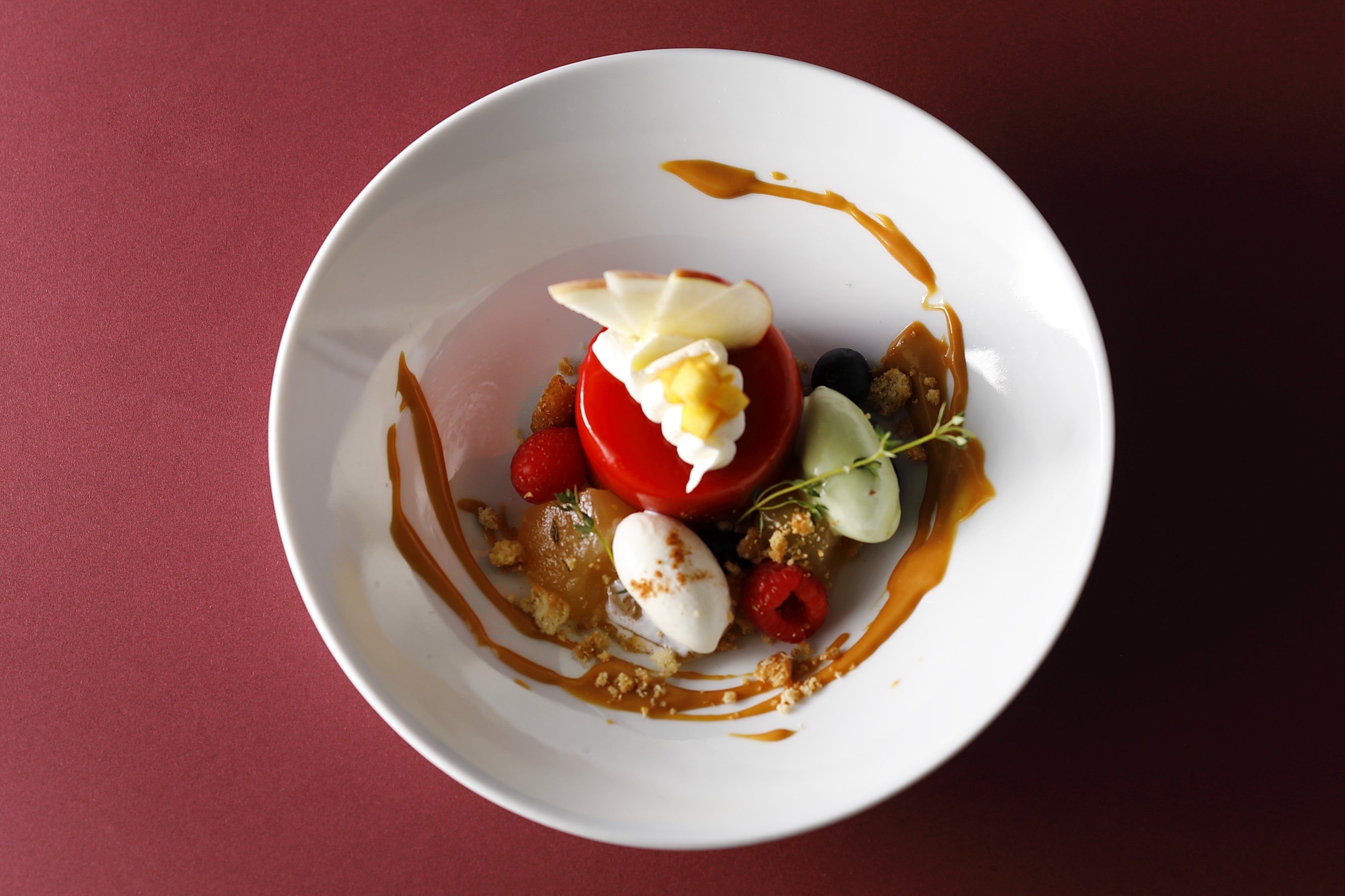 長野県産“あいかの香り”とアールグレイのムースリーヌ～ミルクアイスクリームとピスタチオジェラートを添えて～