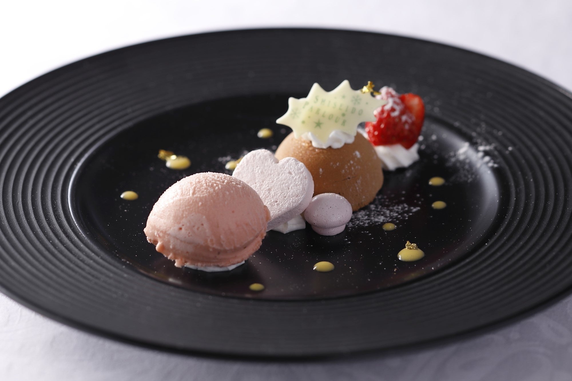 “カラクとジヴァラ・ラクテ”のチョコレートムース　ヌガティ―ヌのアクセント　苺のヴァリエーションと共に