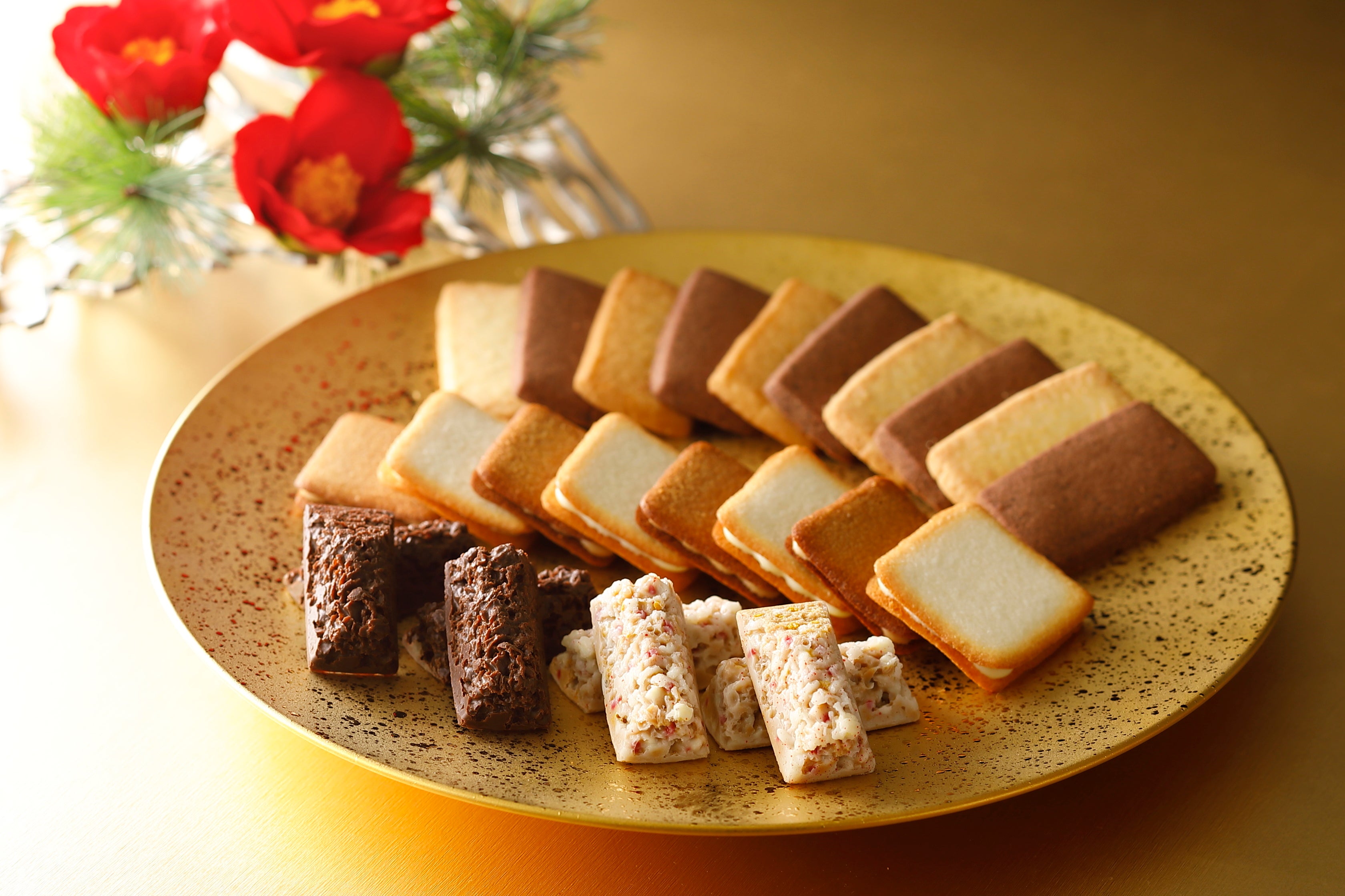 吟味された素材を使い、美味しさを追求した焼き菓子やチョコレートを詰め合わせました。