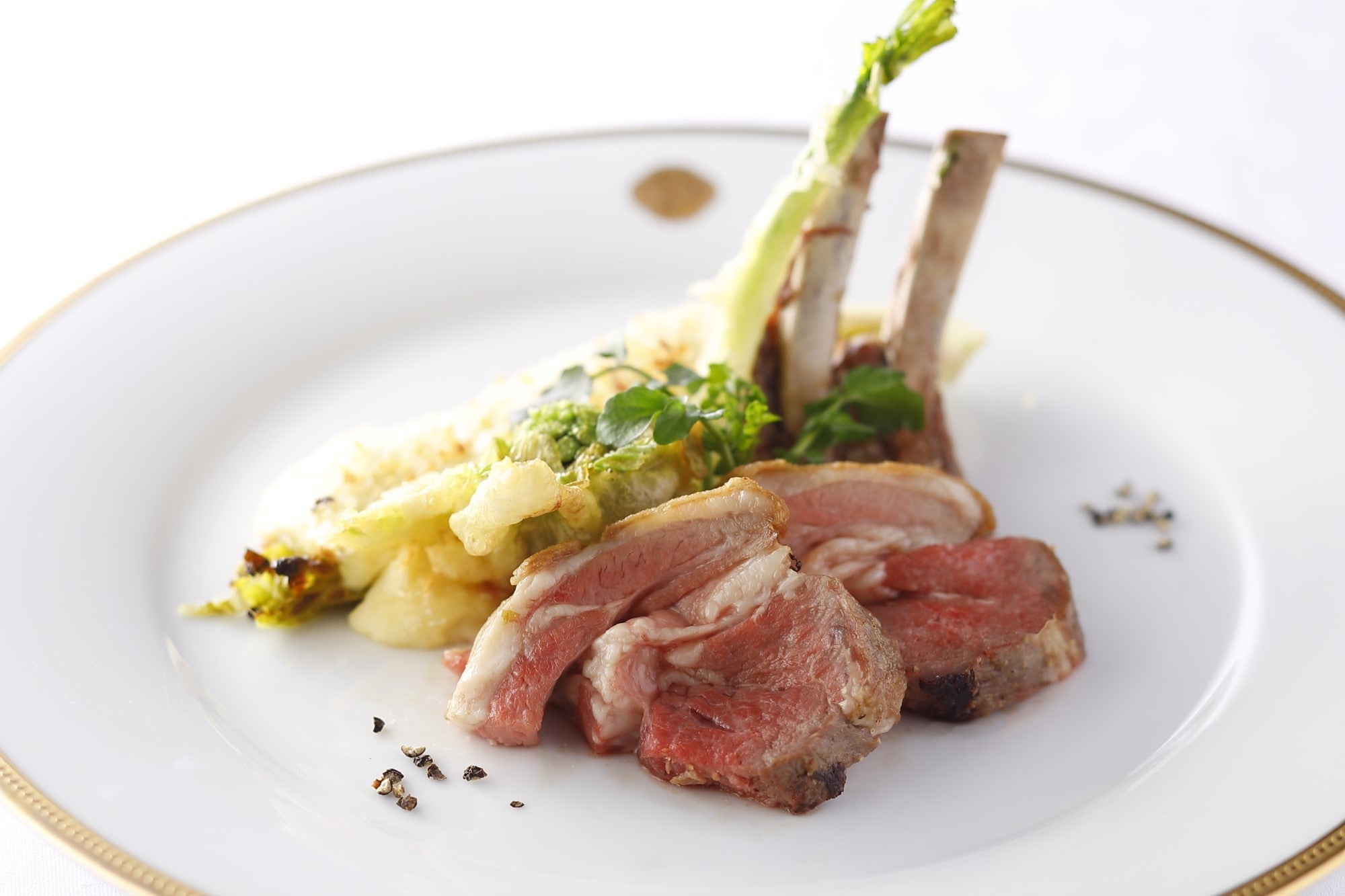 骨付き仔羊ロース肉のローストとロメインレタスグラタン