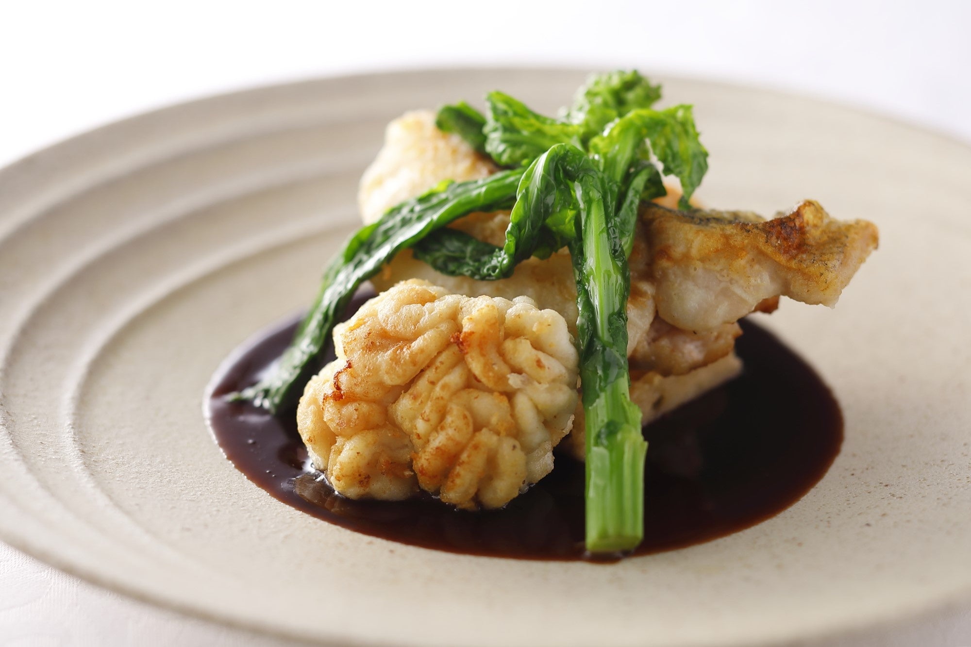 北海道 函館市産　真鱈と白子のムニエル　ソースヴァンルージュ