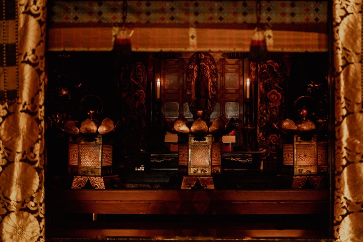 “不滅の法灯”が安置されている根本中堂内の３つの灯籠