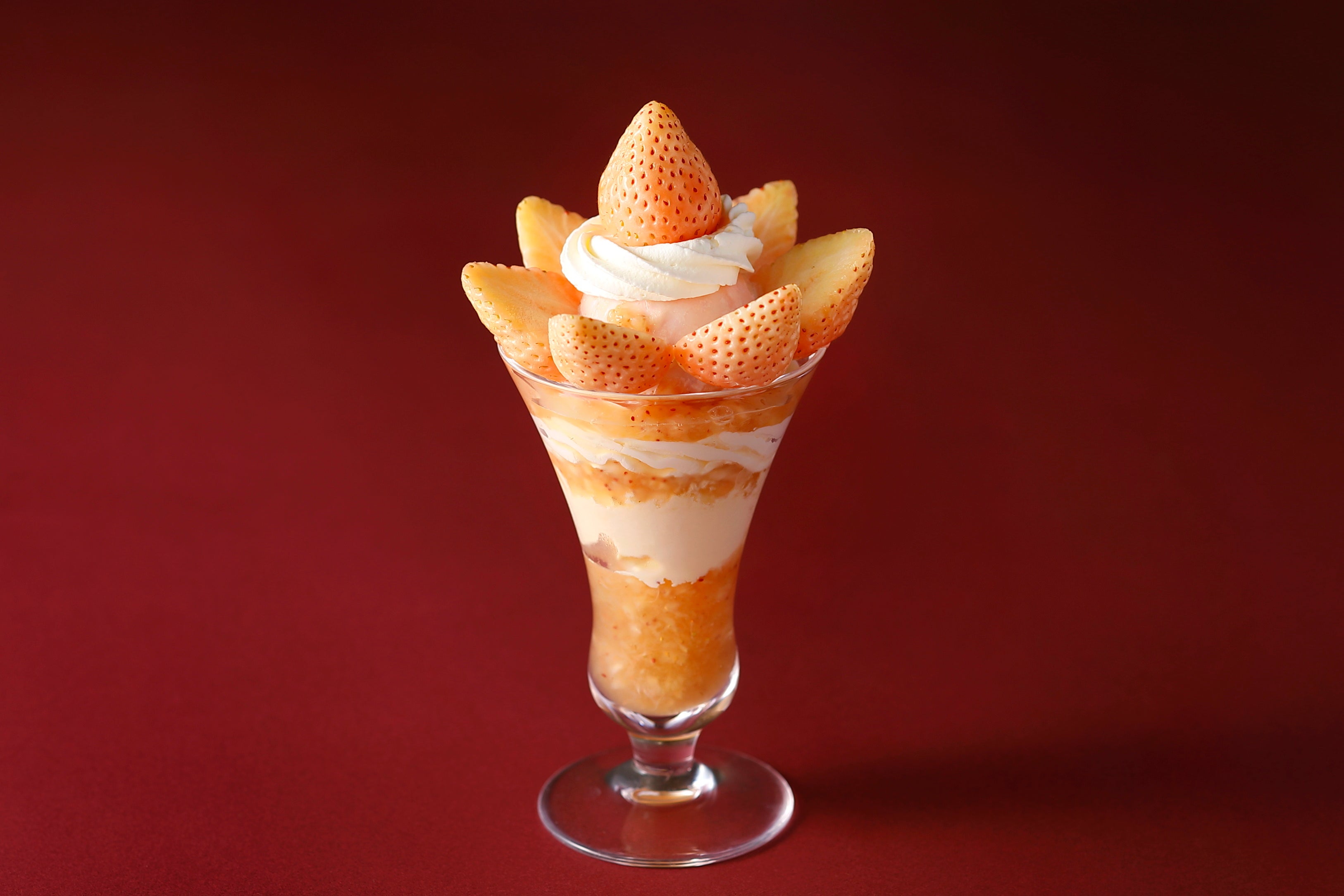 『佐賀・熊本県産“淡雪”のプレミアムストロベリーパフェ』