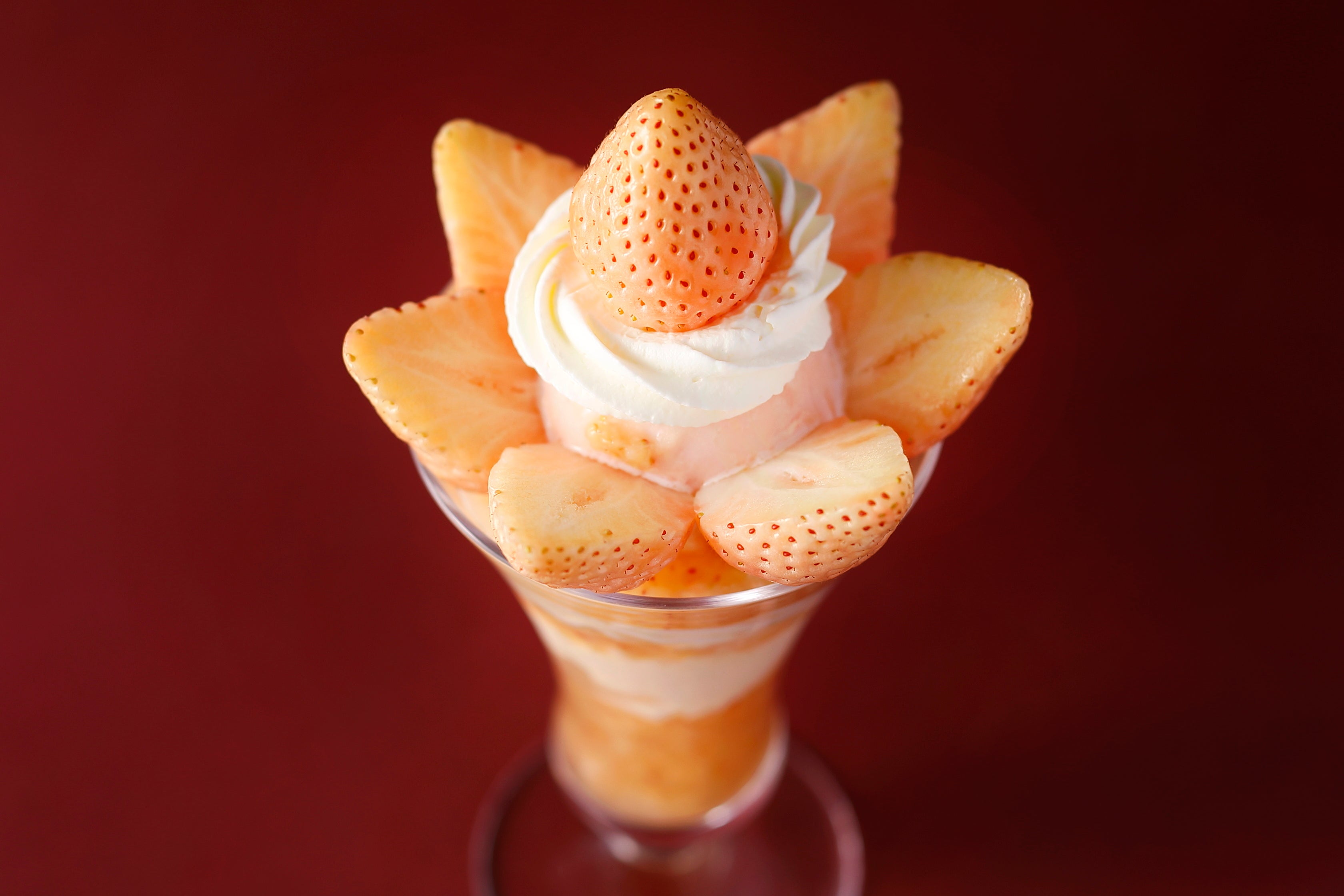 希少価値が高い苺“淡雪”を使用した プレミアムなパフェ　＊サロン・ド・カフェ ラゾーナ川崎店のみの展開