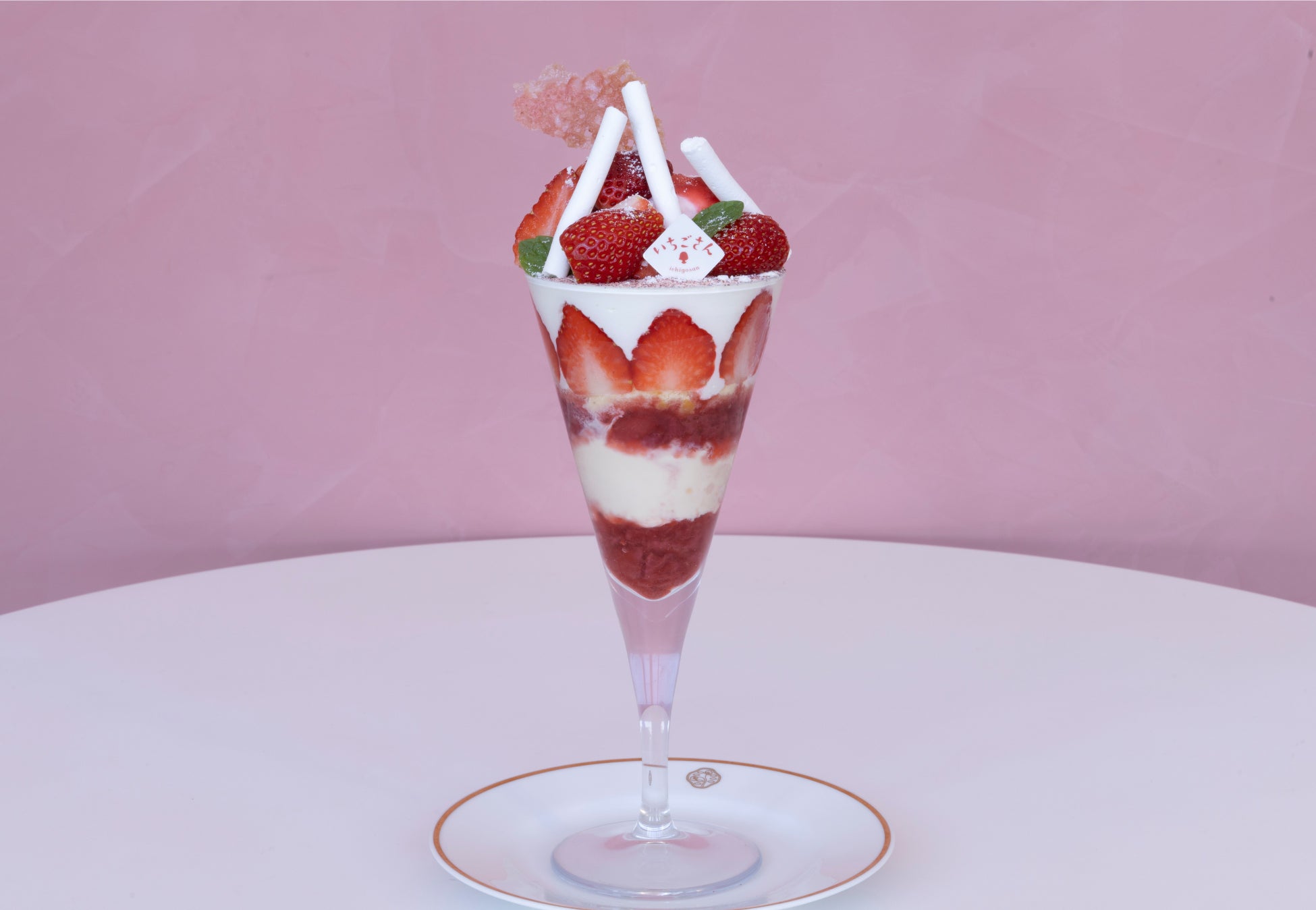 佐賀県産“いちごさん” ショートケーキのような『スペシャルパフェ』