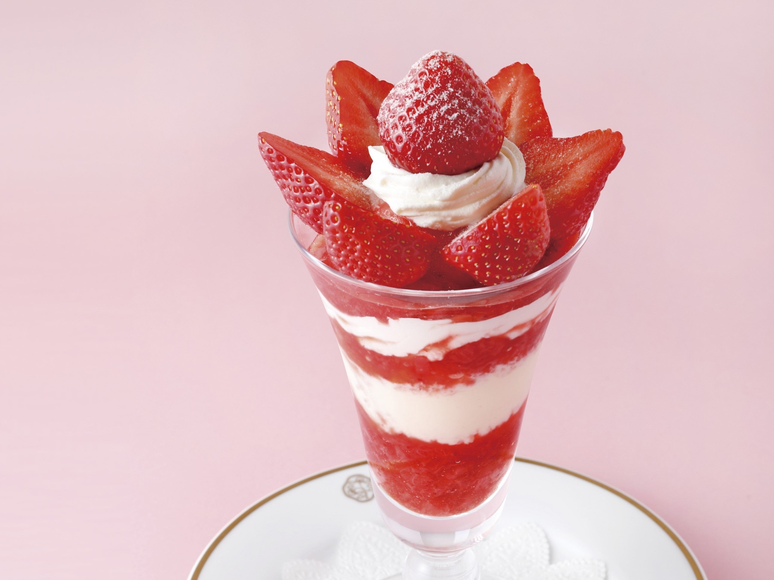 『福岡県産苺“あまおう”のパフェ』