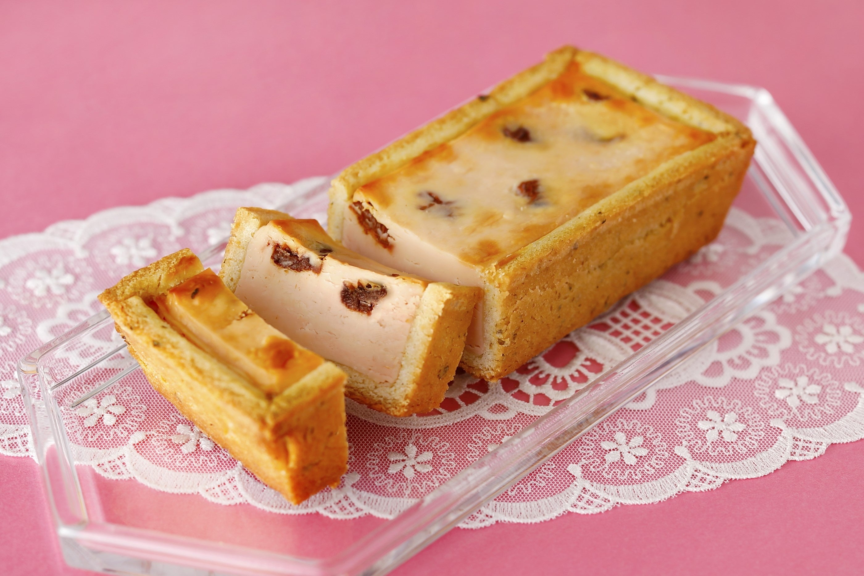 デンマーク産の濃厚なクリームチーズに、桜の花由来のペーストとさくらんぼ果肉（ドライ）を加え、１本１本手作りで焼き上げました。