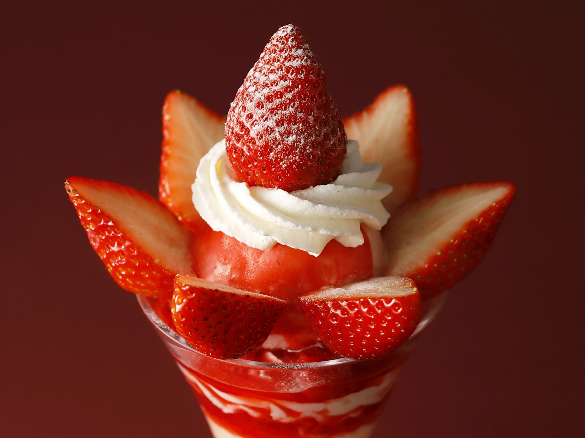  徳島県のブランド苺“さくらももいちご”のプレミアムパフェ　＊「サロン・ド・カフェ ラゾーナ川崎店」限定