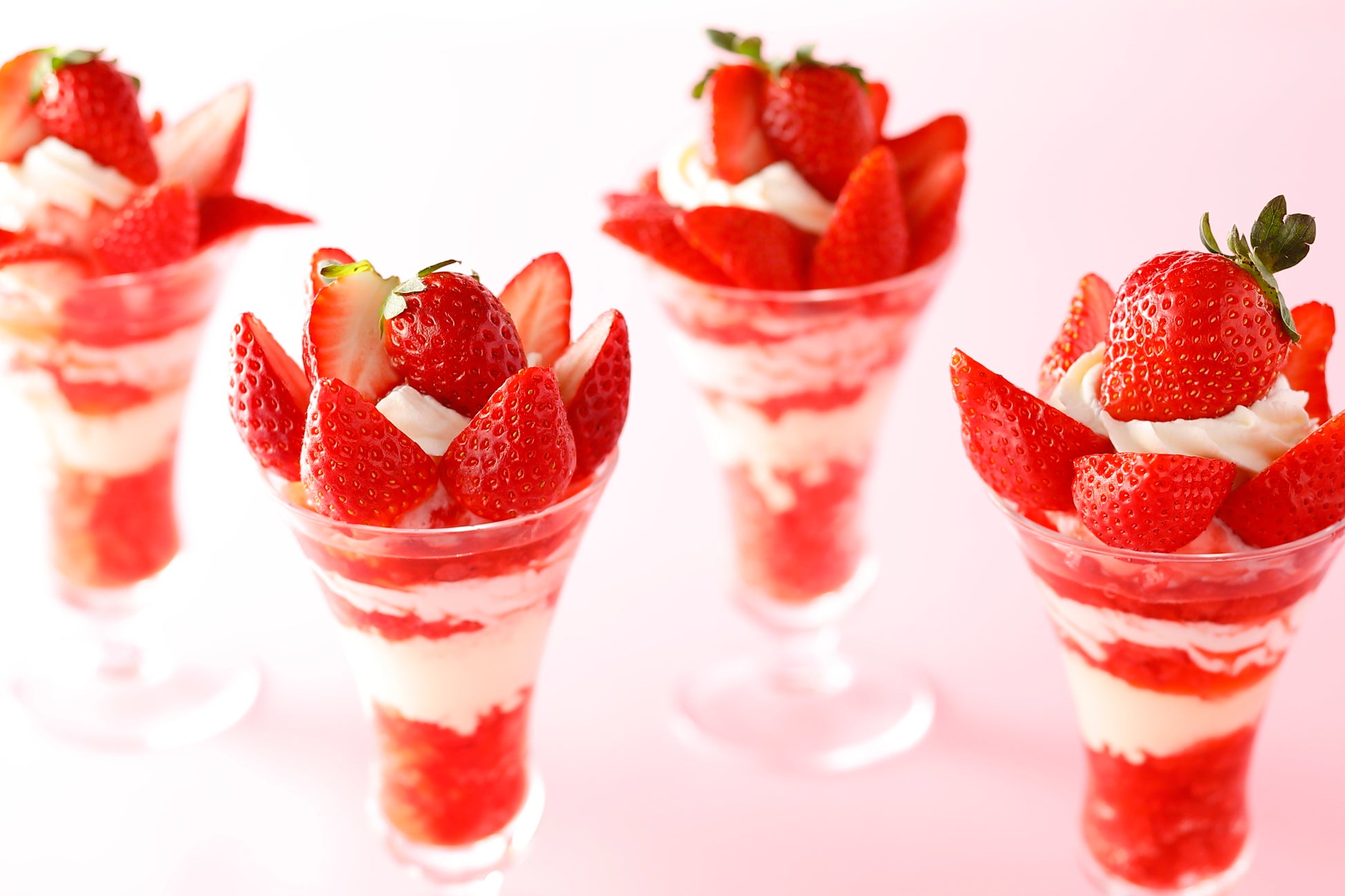 日本の各地で大切に育てられたブランド苺の魅力を王道のストロベリーパフェでお楽しみください♪