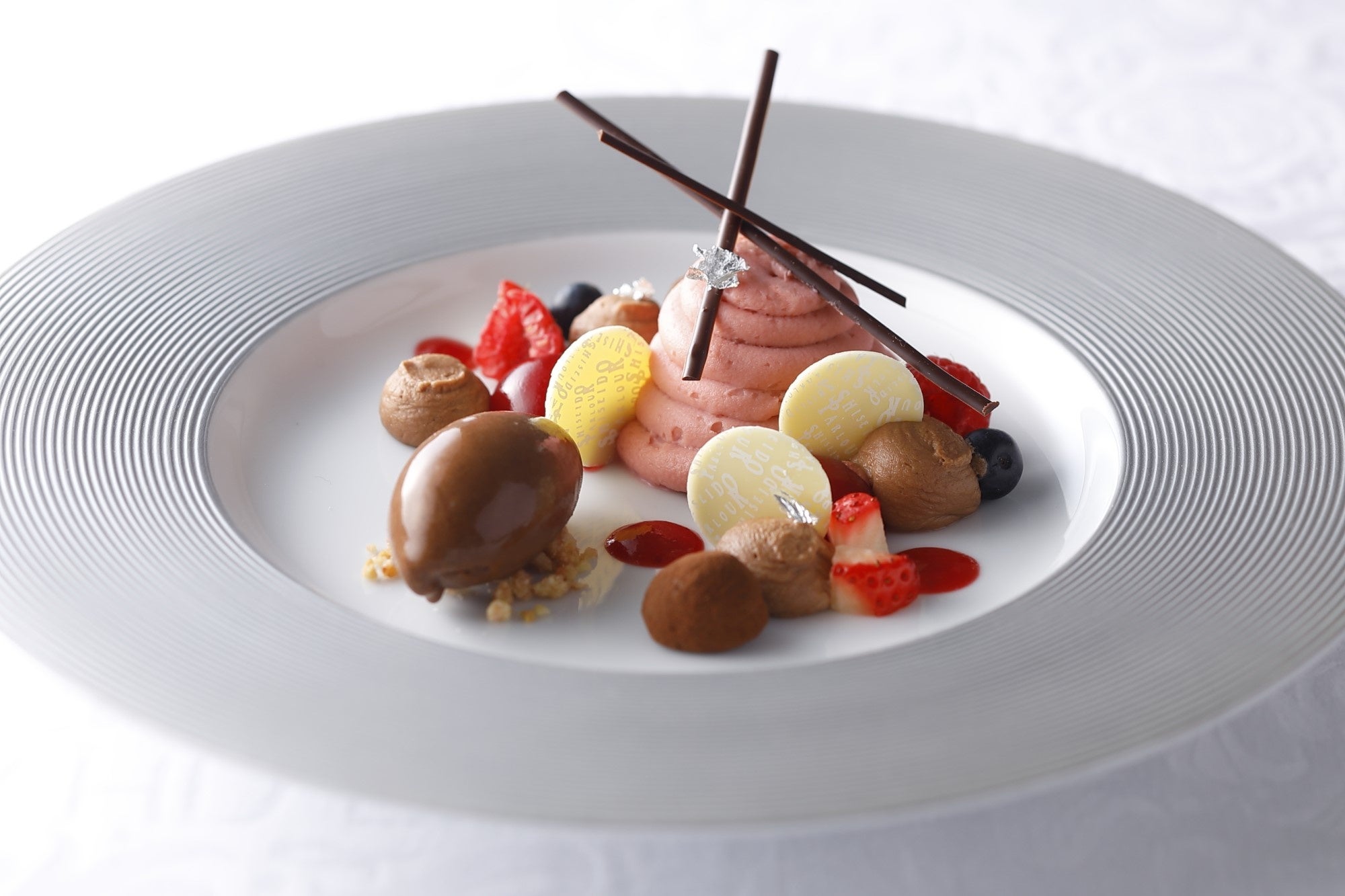 様々な国のチョコレートを色々な食感で楽しむバリエーションプレート