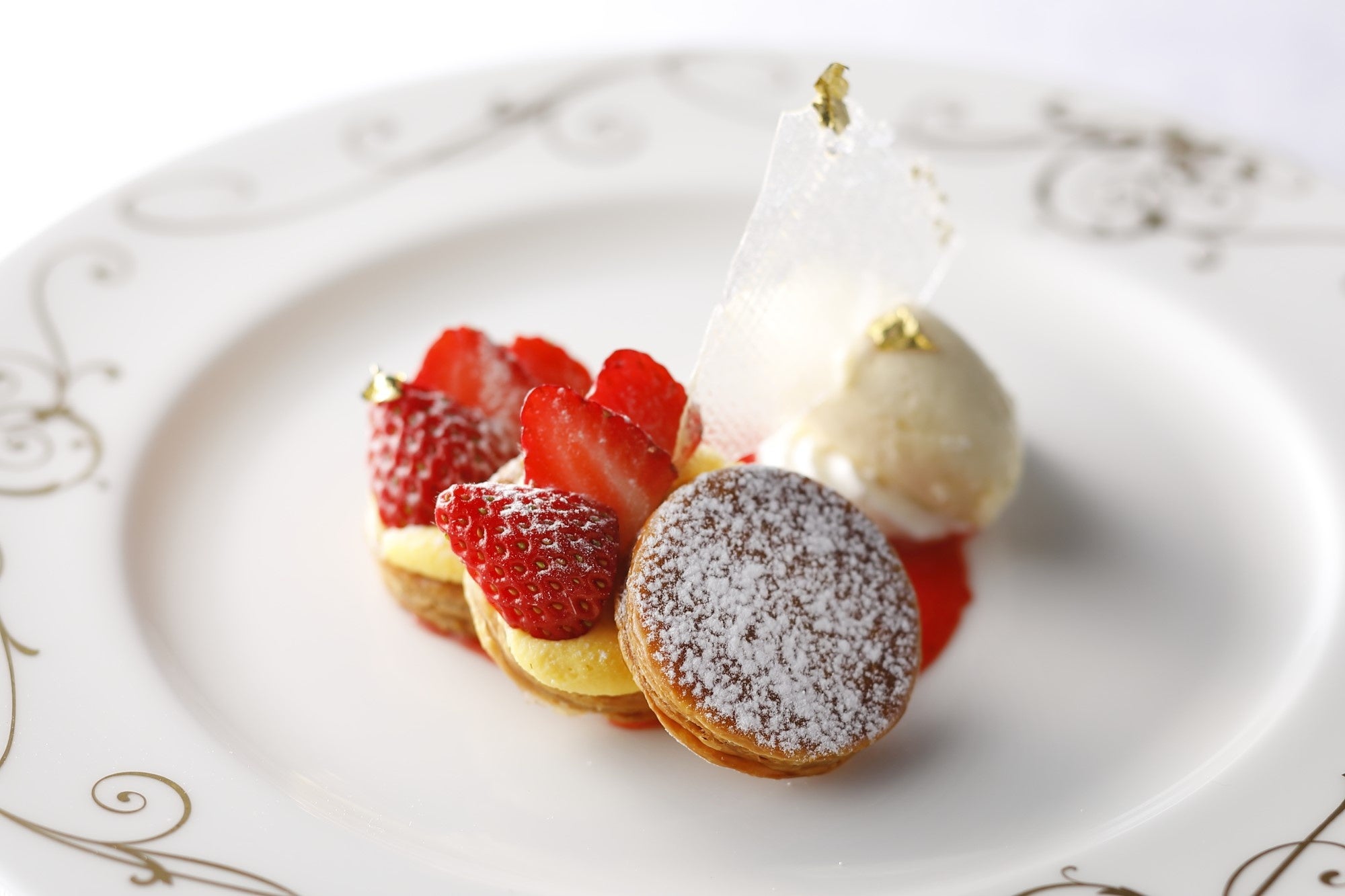 苺のミルフィーユ　バケットアイスクリームを添えて