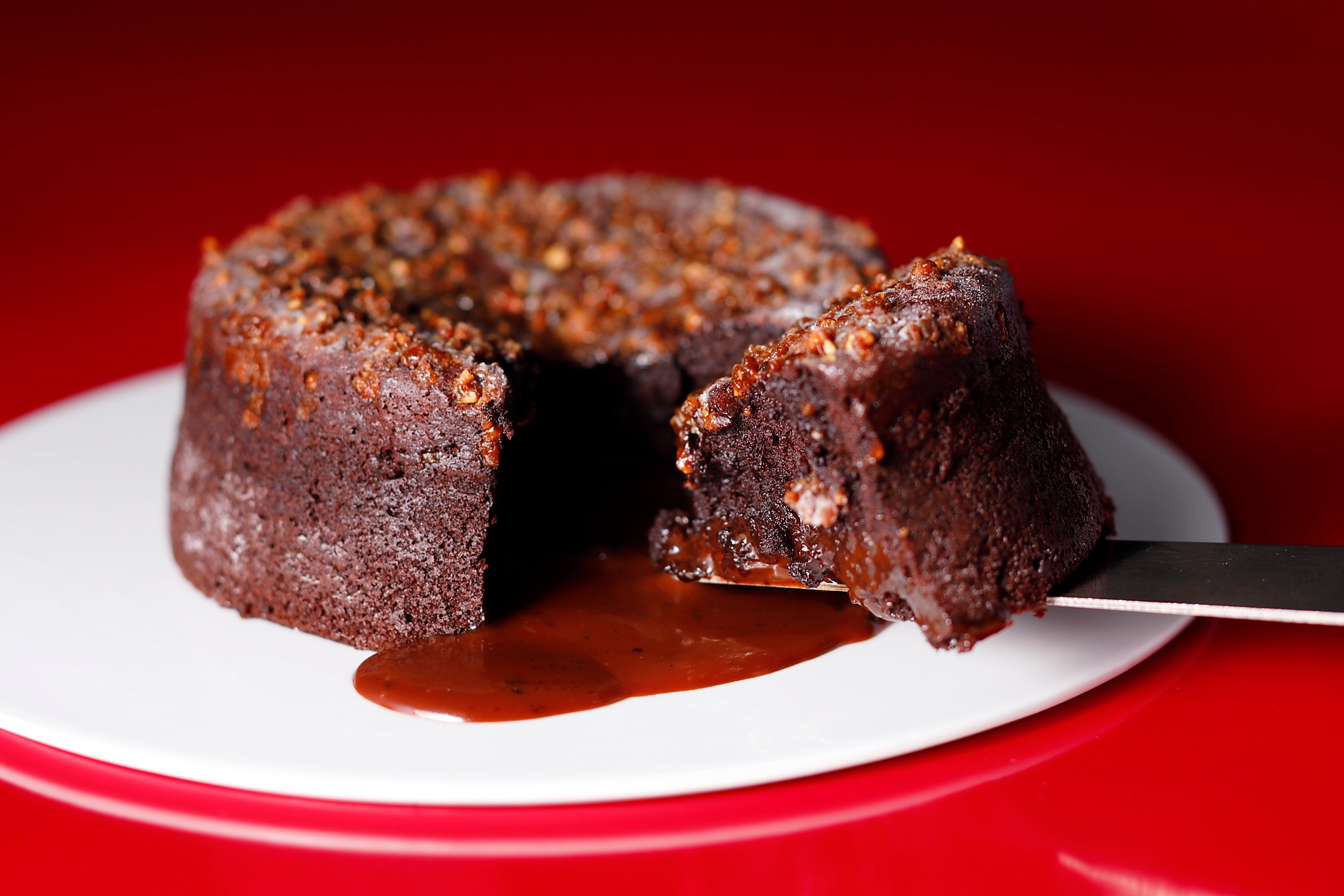 中にしのばせたコーヒーヌガーがアクセント。温めると中のガナッシュがソースのように溶け出して更に美味しく召し上がれます。