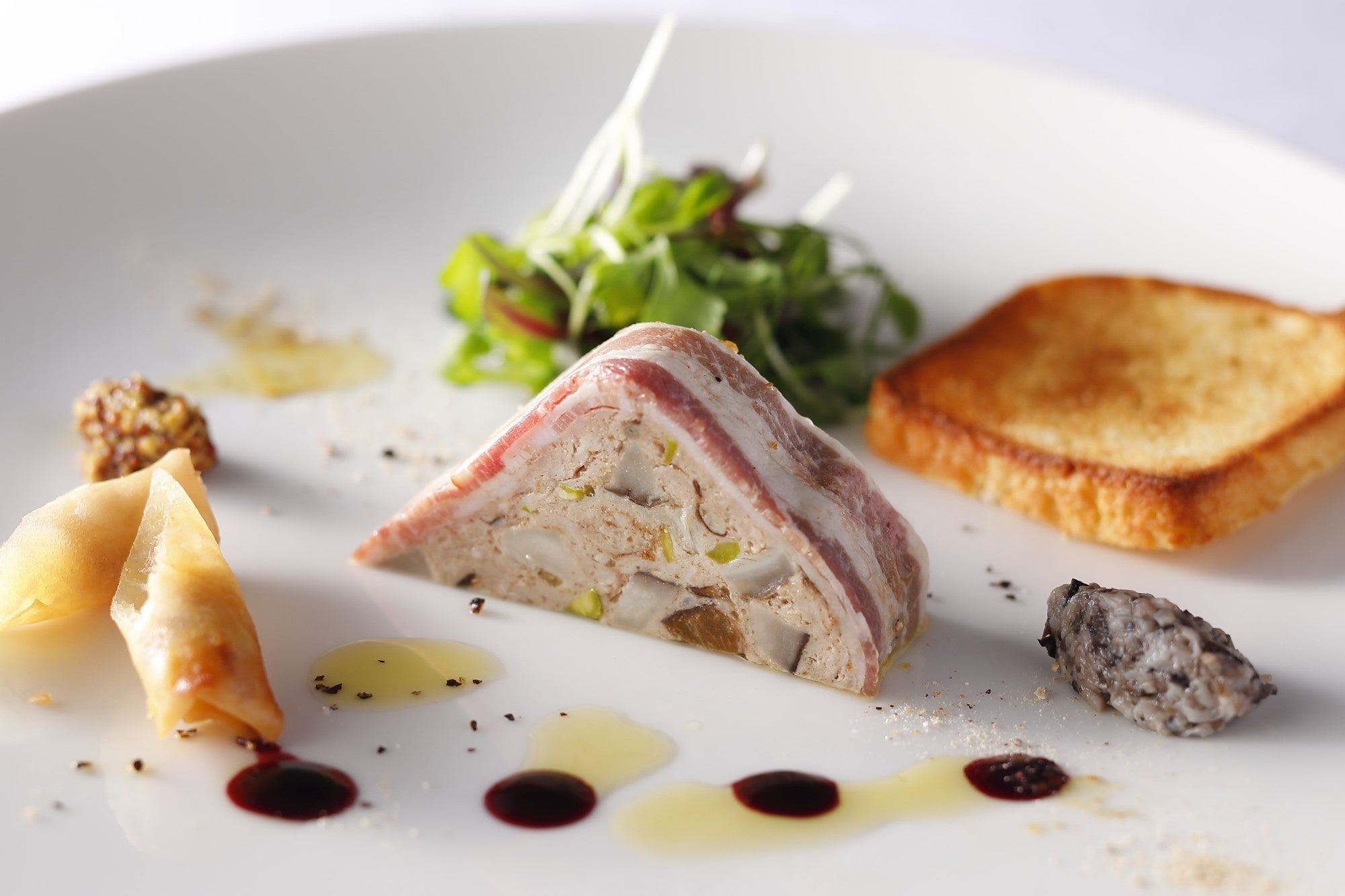 春の味覚　鶏白レバーと“飛騨やまっこ”椎茸のテリーヌ　自家製ブリオッシュ添え