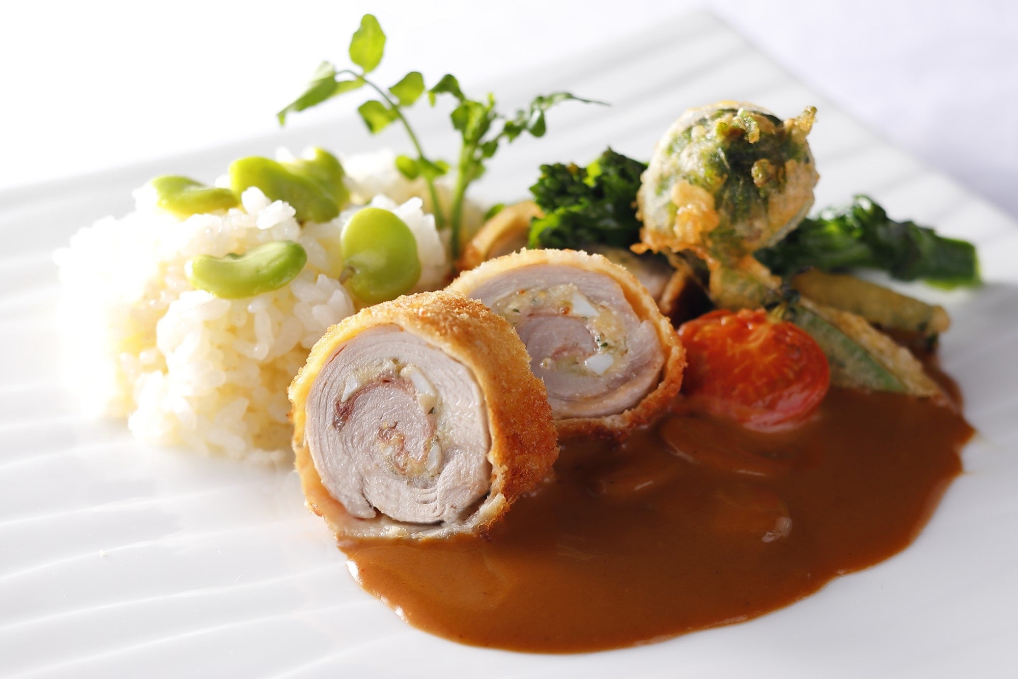 春の味覚　仔牛ロース肉のカツレツ　ビーフストロガノフソース　バターライスと共に