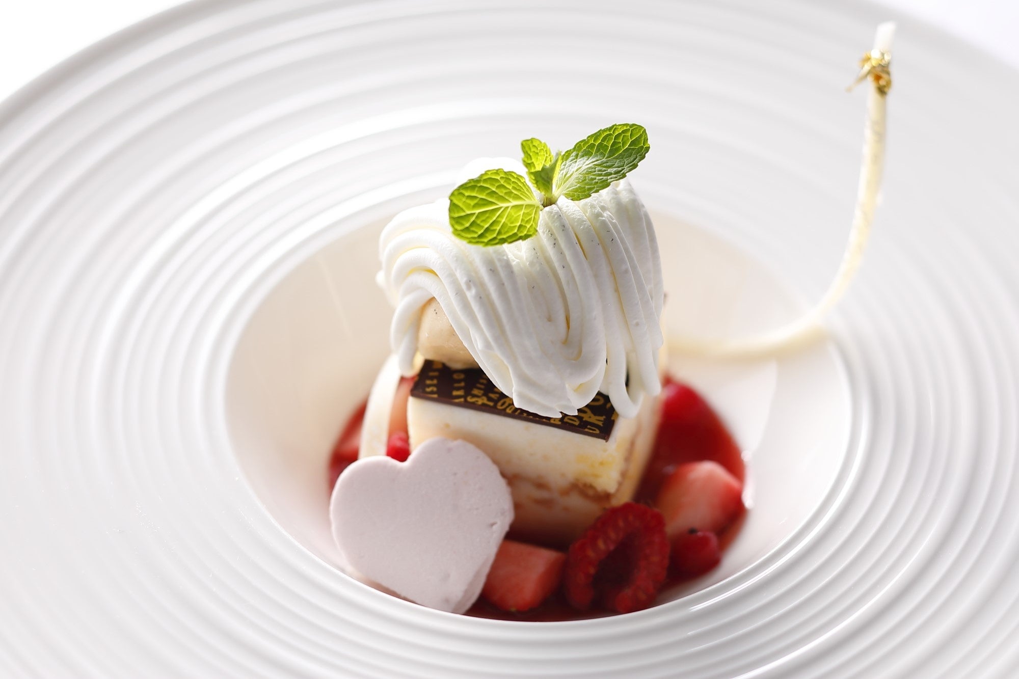 春の味覚　アーモンド風味のビスキュイフォンダン　赤いフルーツとソースと共に