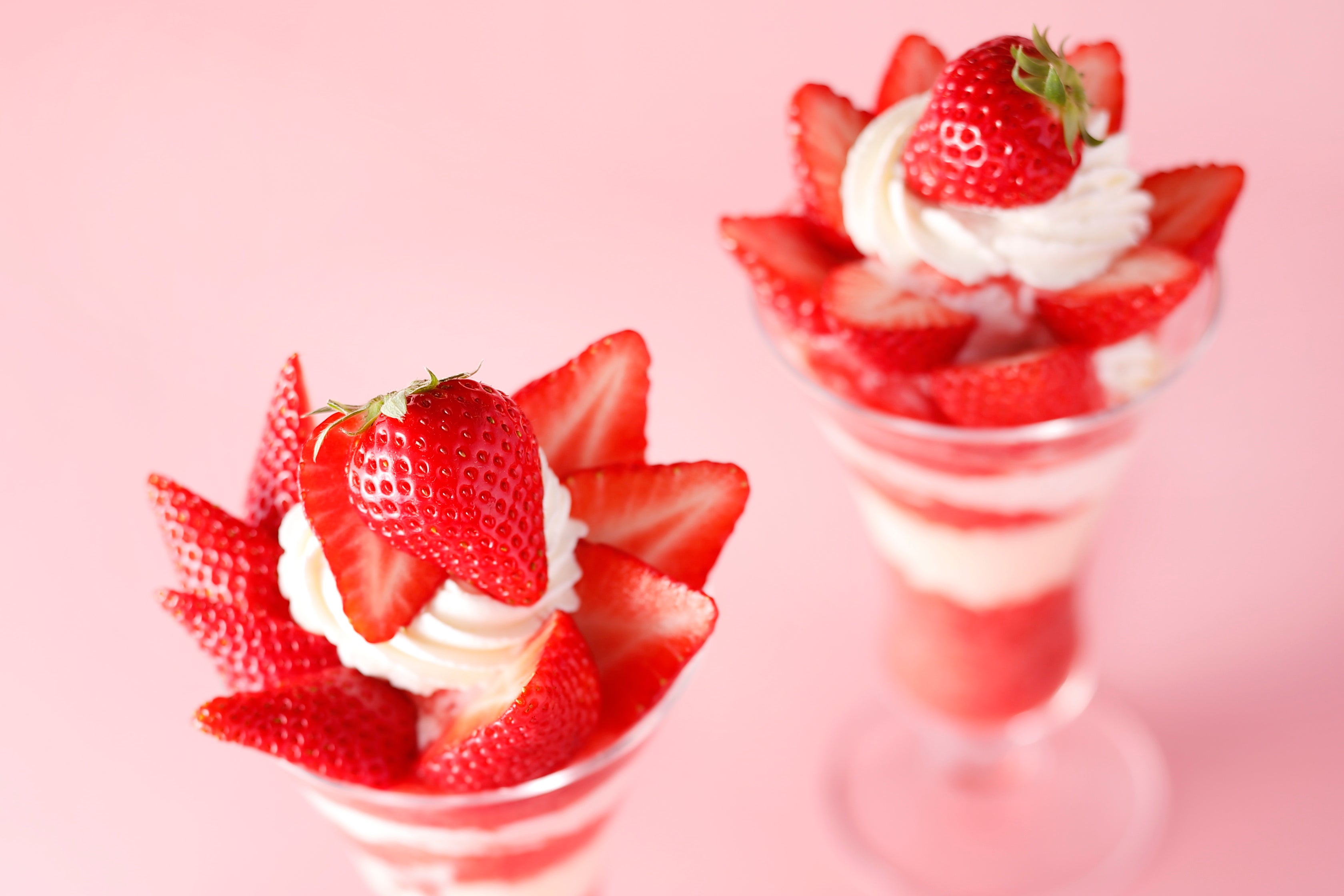 今回初登場の苺、宮崎県産 ひなたいちご園の“ベリーポップすず”（写真左）と、京都府産 しずくの里農園の“女峰（にょほう）”（写真右）