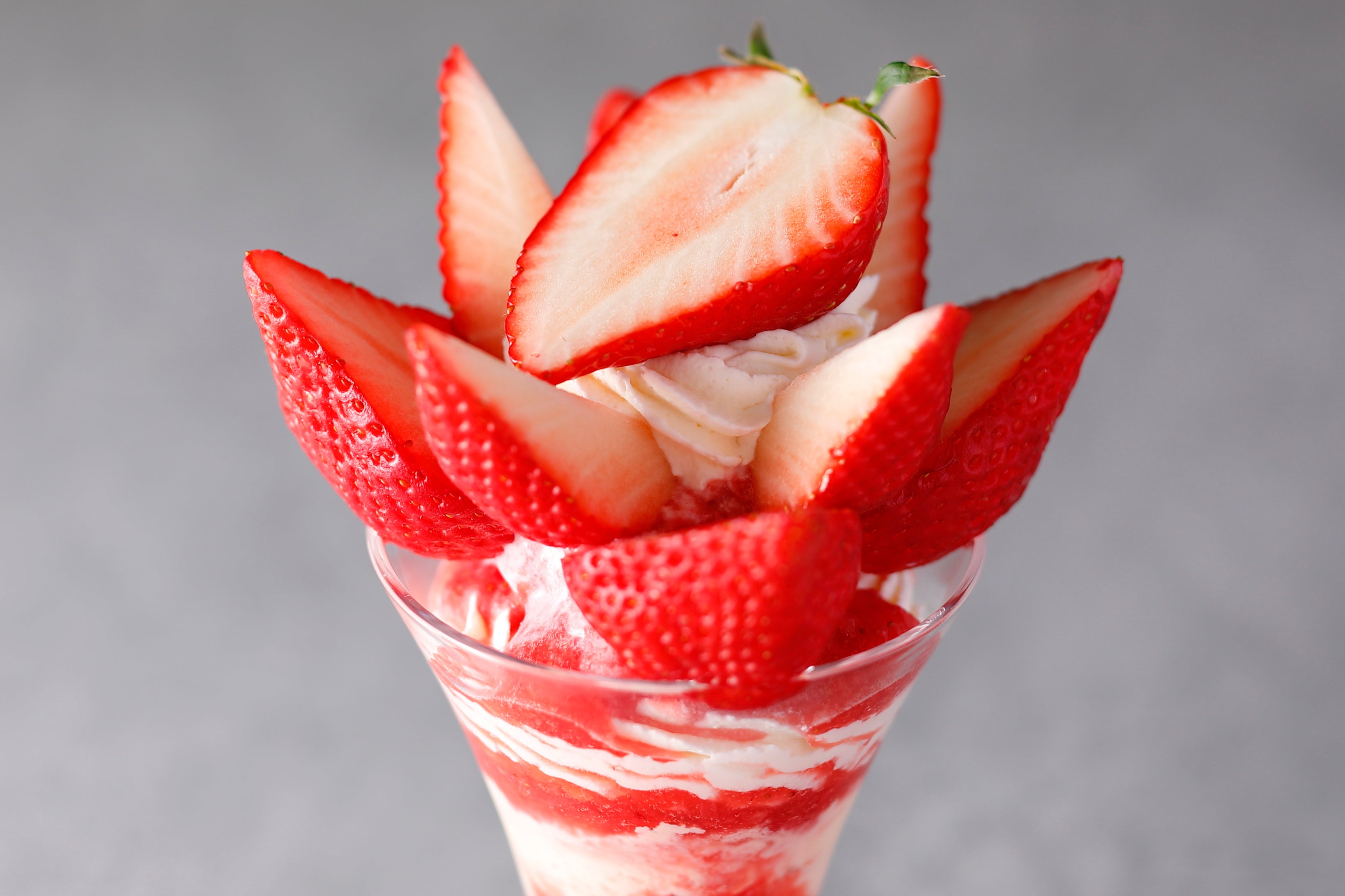 光沢のある濃い赤色の美しい外観が特長です。香り高く優しい酸味と豊かな甘味の上品な食味の苺です。