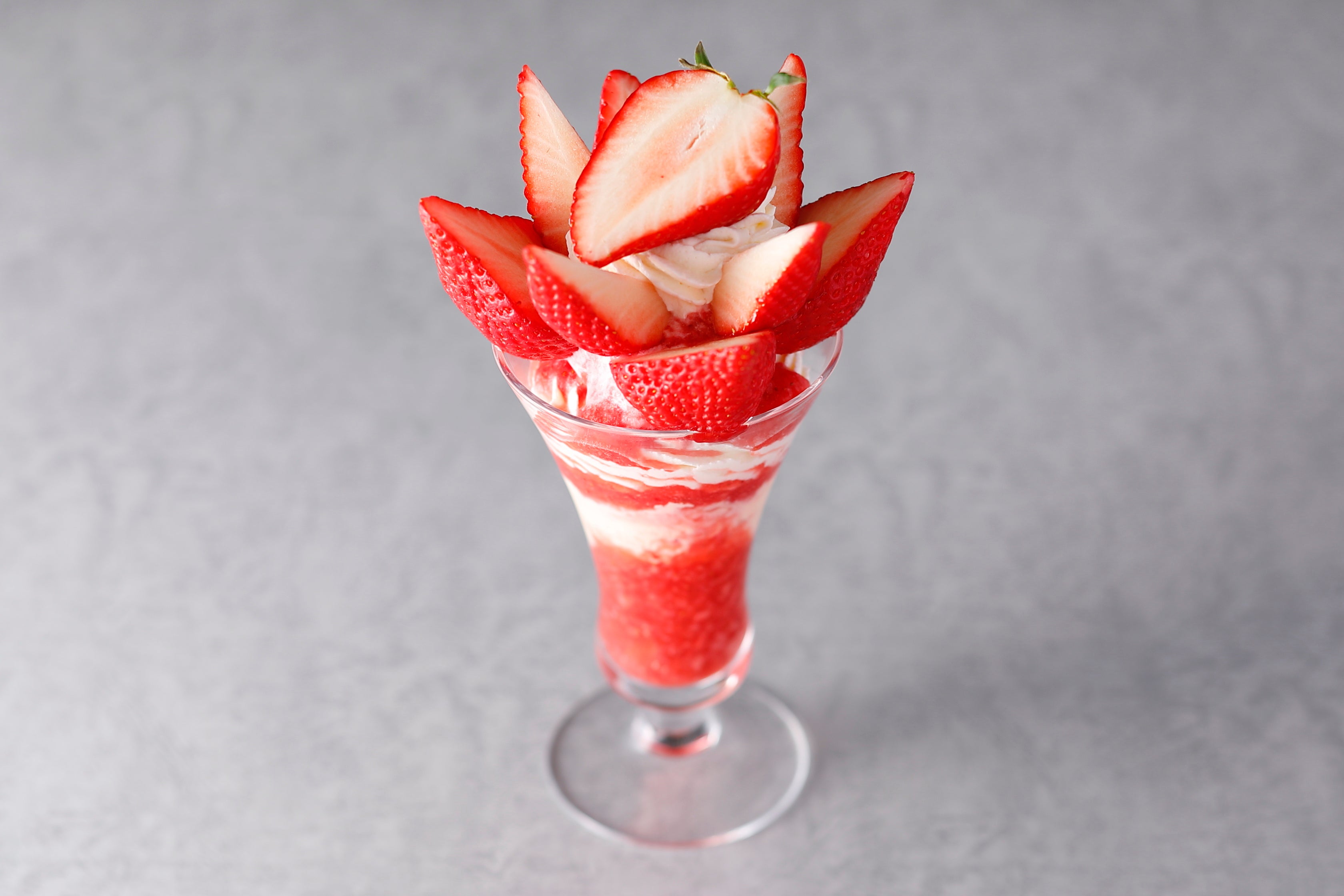 『岐阜県産苺“華かがり　特大”のスペシャルパフェ』