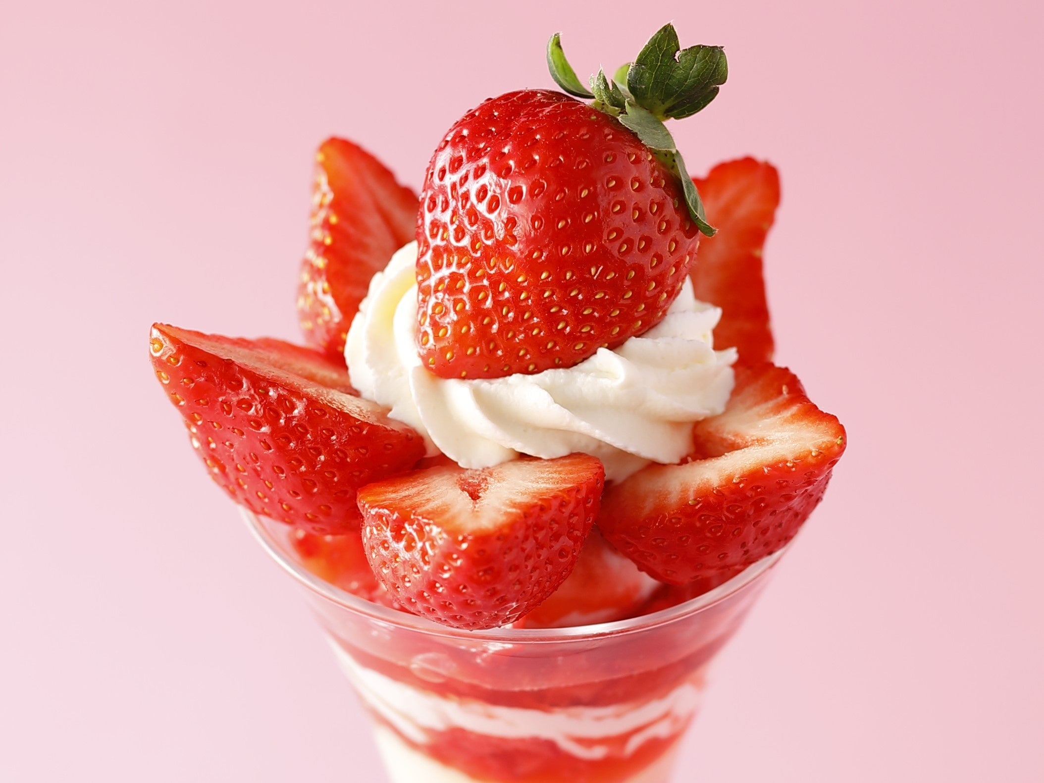  優しい甘みで酸味が少なく、しっかりとした果肉でジューシーな福岡県産の苺“あまおう”で仕立てました。