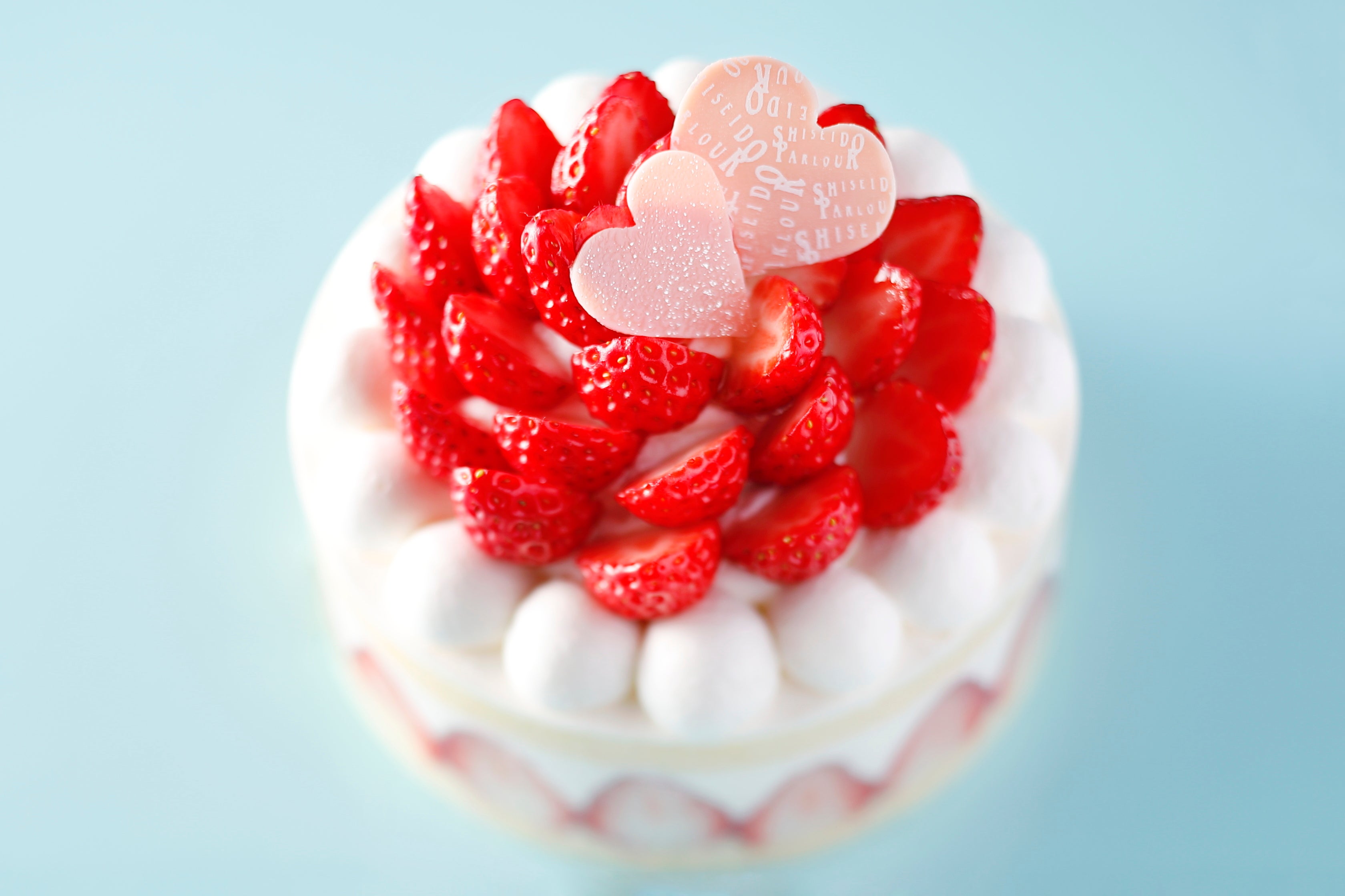 ブーケのようにあしらった真っ赤な苺が華やかなショートケーキ