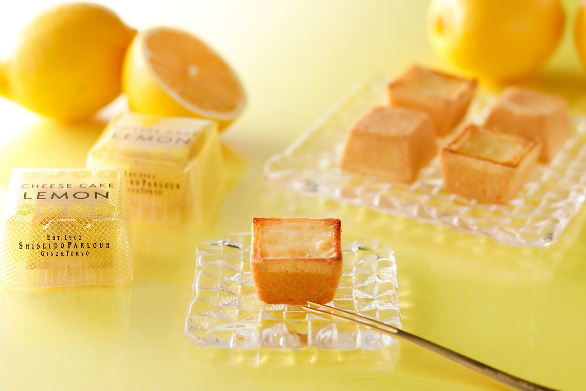 「夏のチーズケーキ(レモン)」3個入り・1,080円〜 愛らしいデザインで個包装された上品なサイズ感のチーズケーキです。