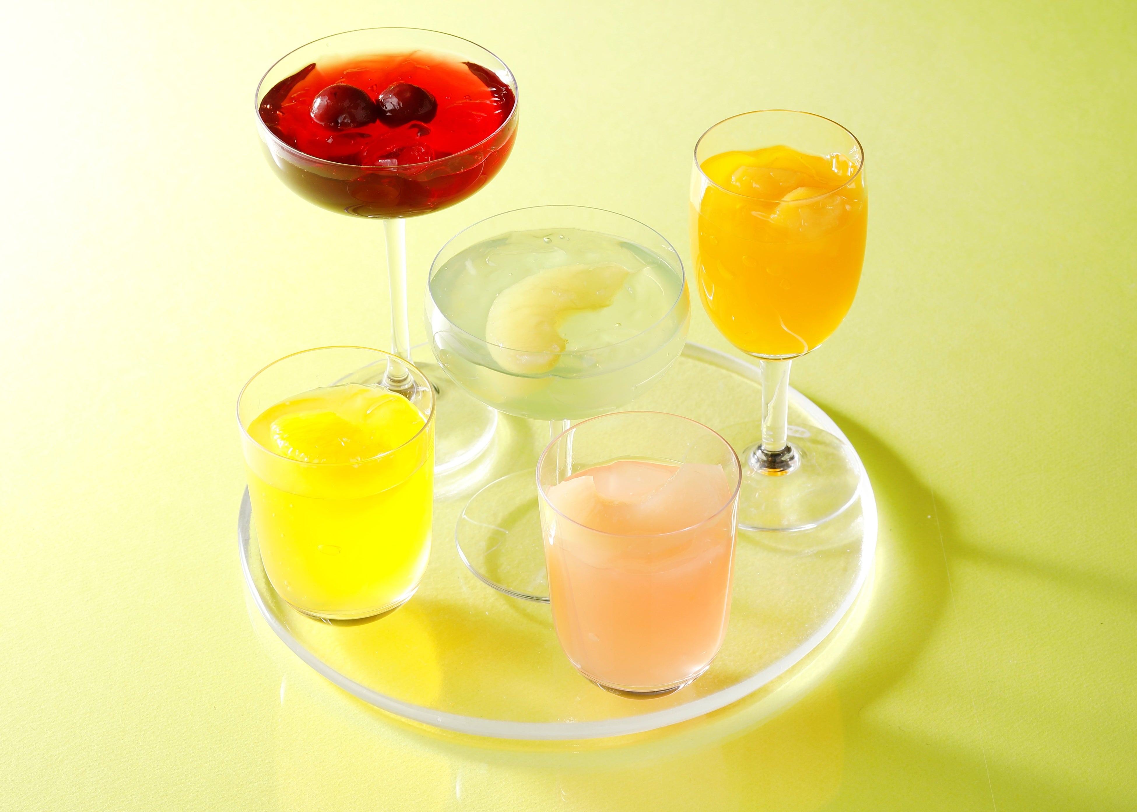 果汁がぱっと口の中に広がる感覚が印象的なゼリーに、ボリューム感のある果肉をとじ込めました。