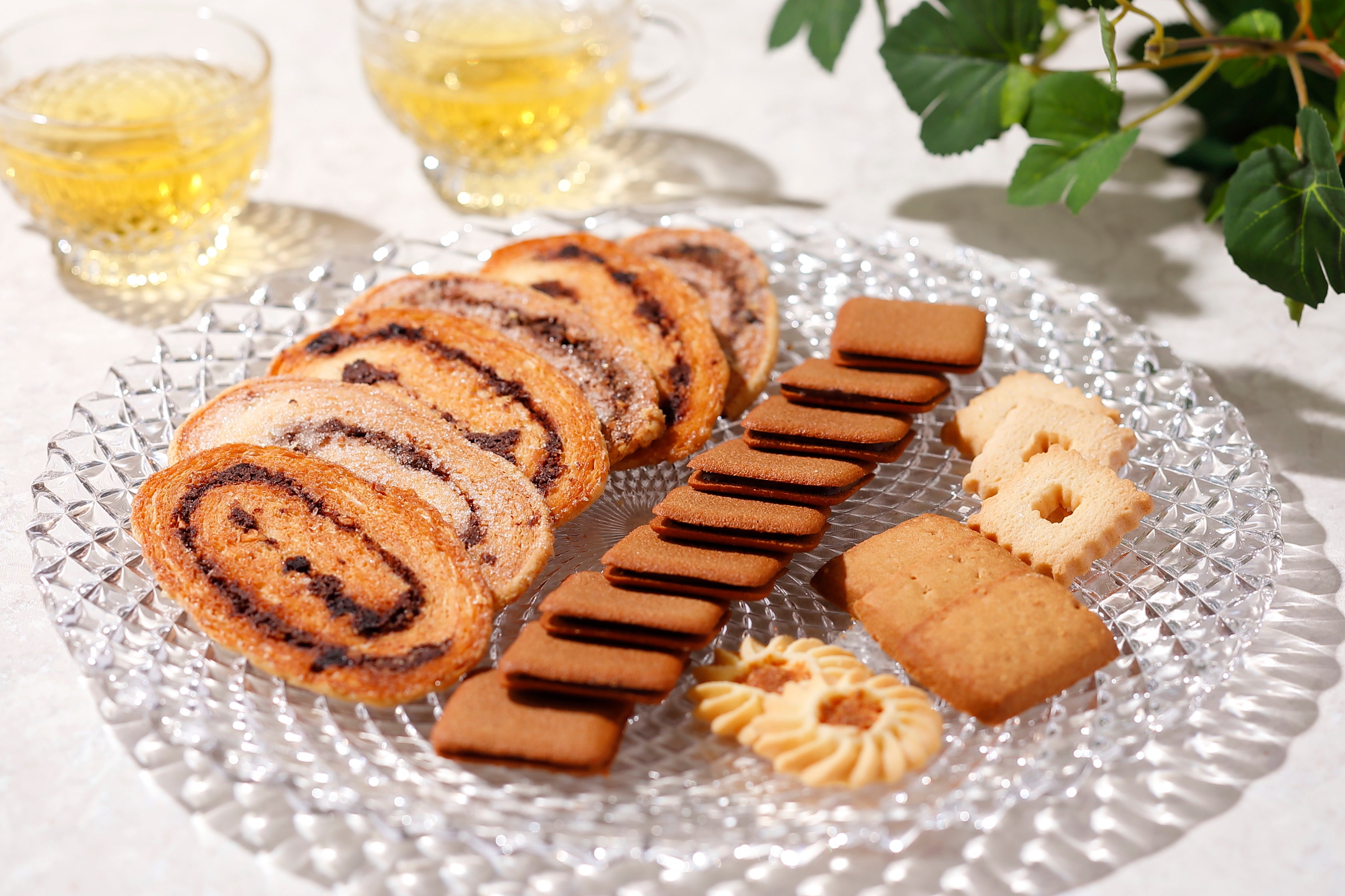 定番の「ビスキュイ」に新発売の「ラング ド シャ ノワール」と初登場のパイ菓子「アルレット」を詰め合わせました。