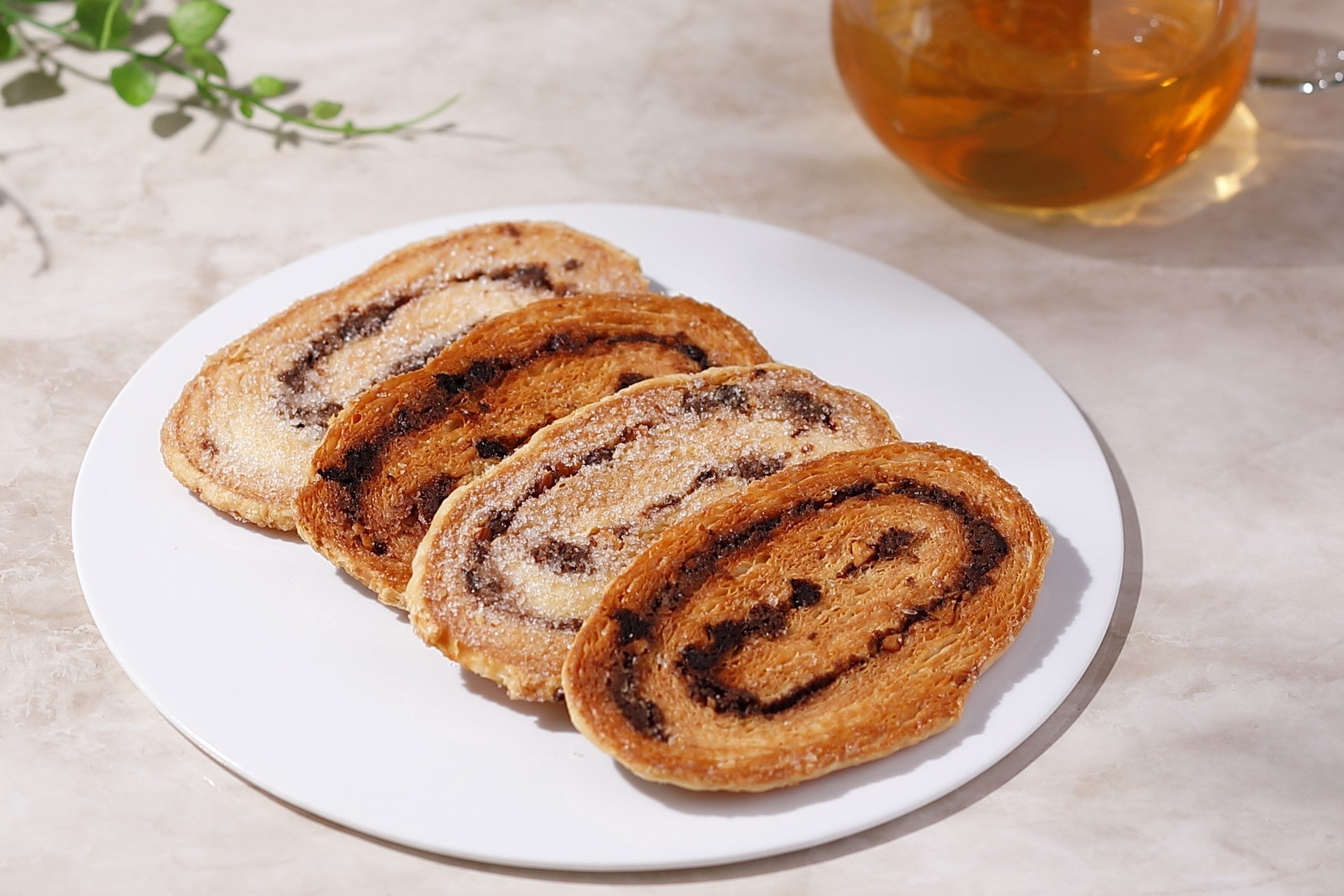 初登場のパイ菓子「アルレット」　＊片側表面には砂糖をまとわせています。