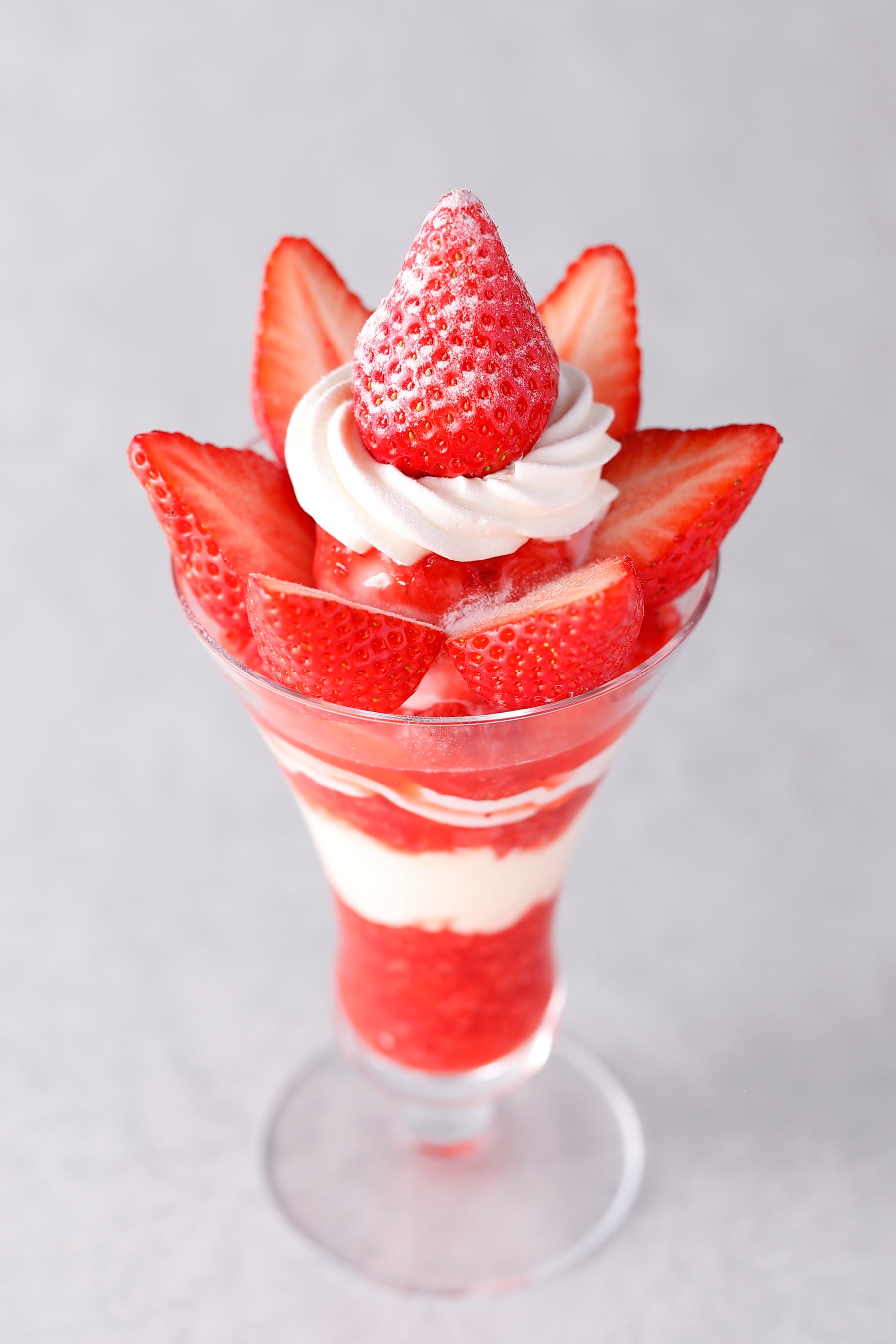 宮崎県産ひなたいちご園苺“ひめこいち”のプレミアムスストロベリーパフェ