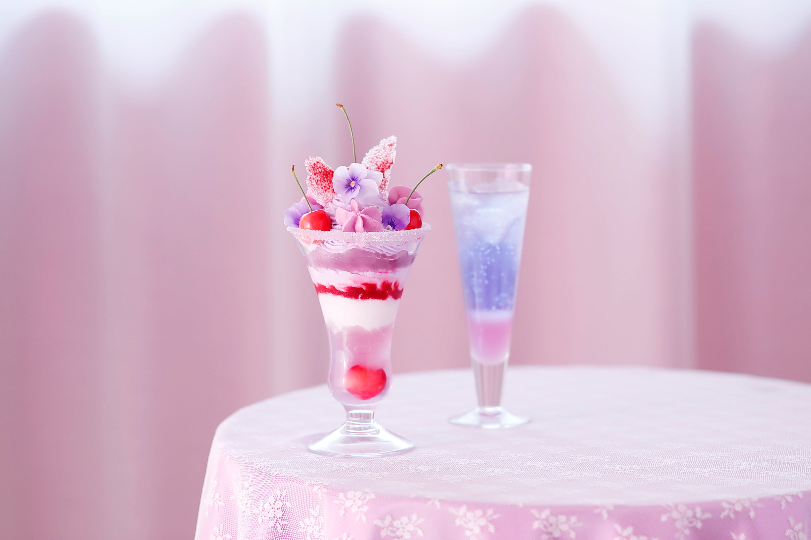 乙女心が‟きゅん”とする “プリンセス♡パフェ”をバタフライピーのドリンクと共にお召し上がりください。