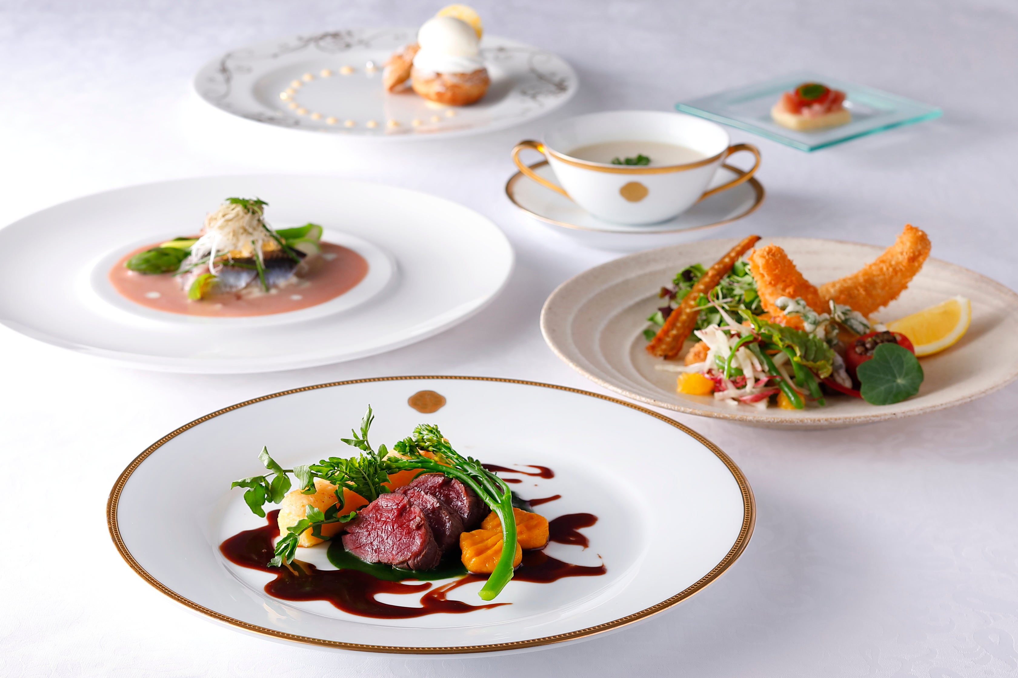 大自然のなかで育まれた北海道ならではの食材を存分に活かしたメニューをお楽しみください。