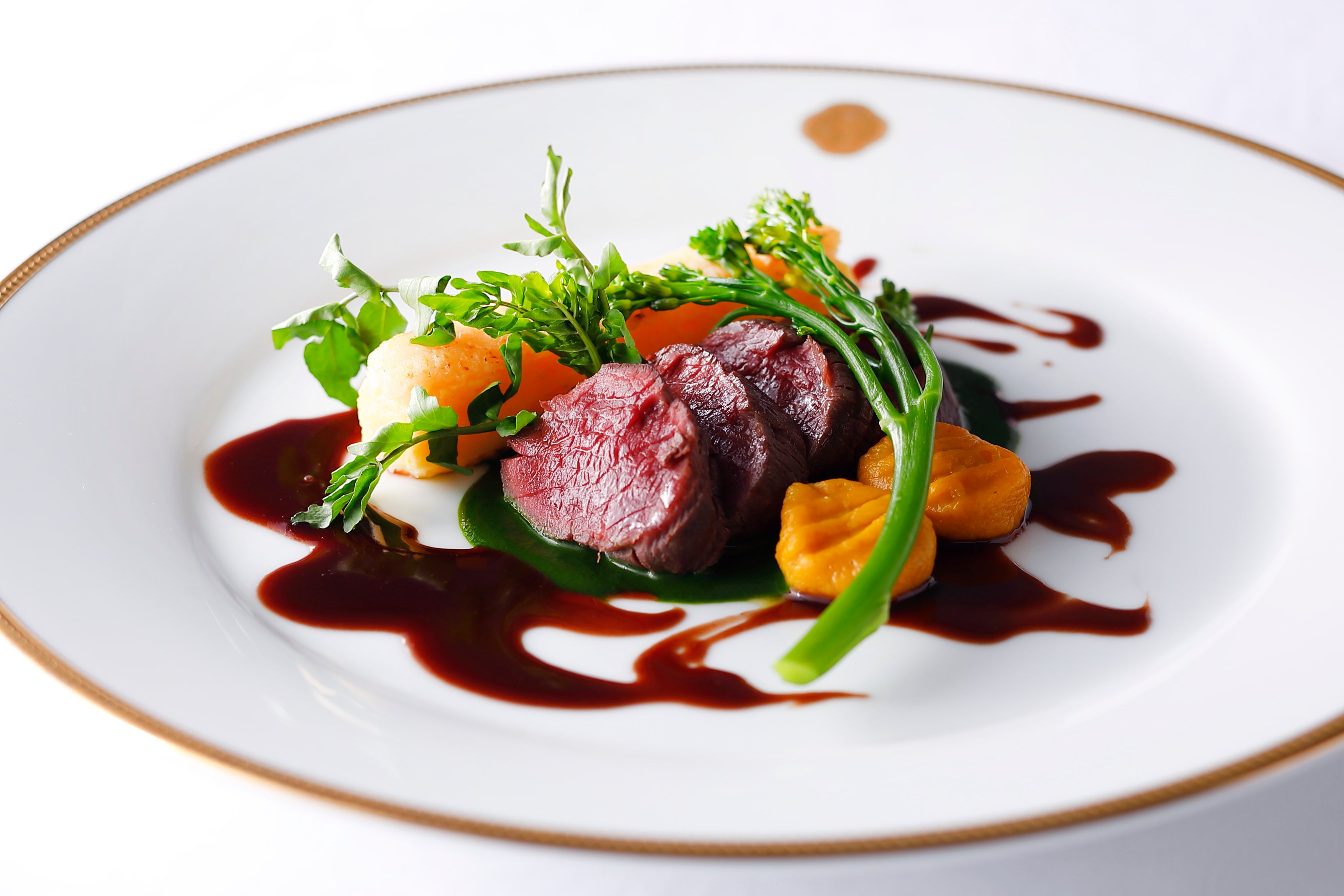 エゾ鹿モモ肉のロースト　ほうれん草のピューレとポレンタのグラタン添え