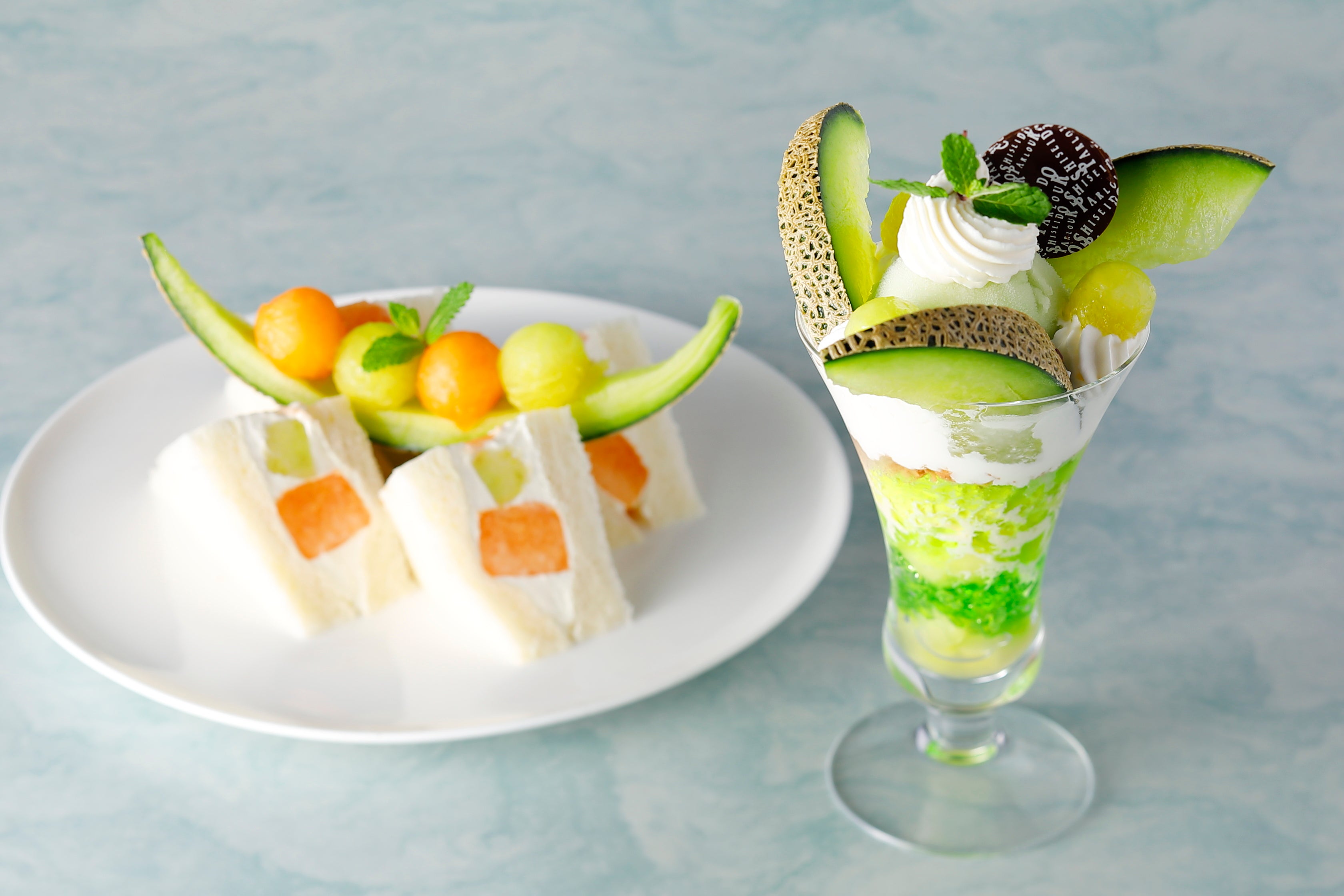 静岡県で大切に育てられた豊かな果肉のマスクメロンを使ったフルーツサンドウィッチとパフェ