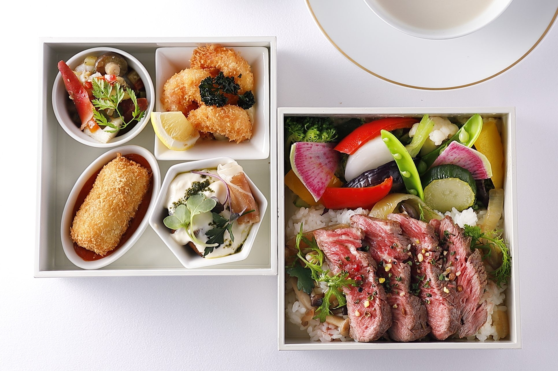 調理長が皆さまへの感謝の気持ちをお重に詰めてご提供します。