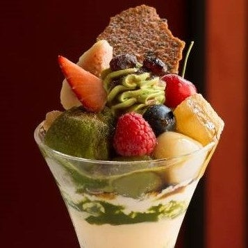 東をどりの和の雰囲気を抹茶を使い表現し、優雅なパフェに仕立てました。