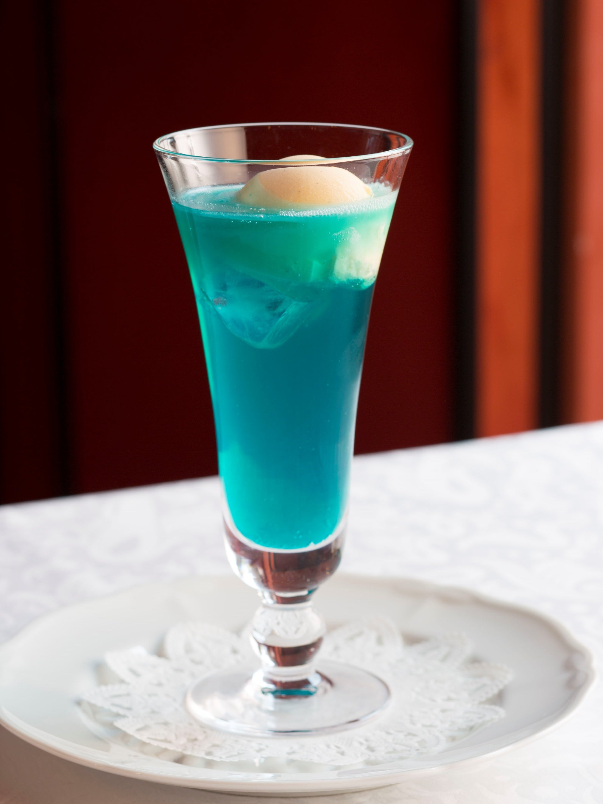 美しい色合いの“新橋色”のアイスクリームソーダ