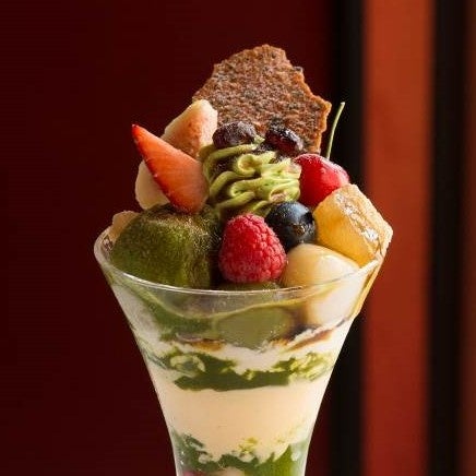 東をどりの和の雰囲気を抹茶を使い表現し、優雅なパフェに仕立てました。