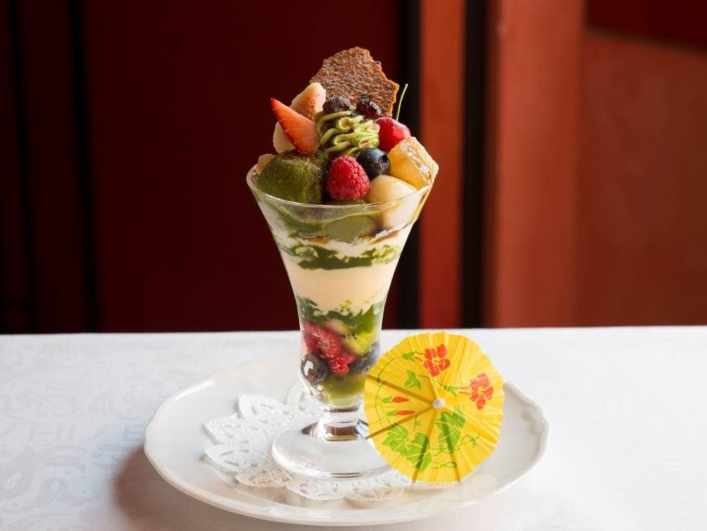 新橋芸者の上品で粋な振る舞いをただよわせた優雅なパフェ