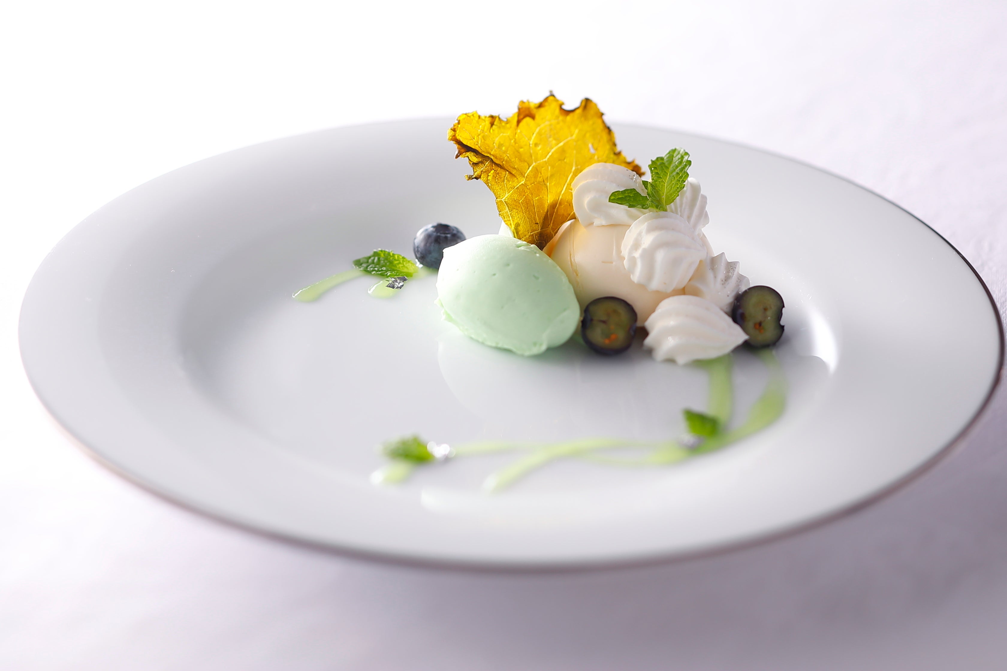 ホワイトチョコレートムース リーフレタスとメロンのソルベを添えて
