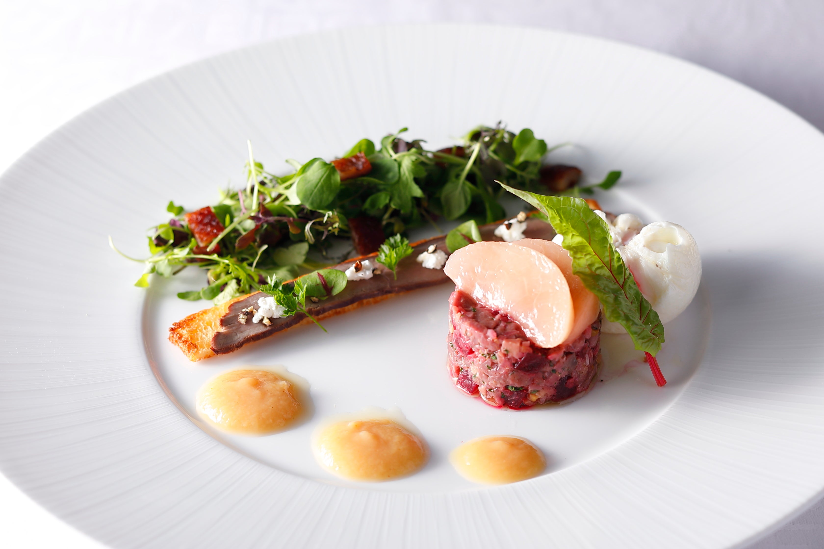 かるくスモークした“紀州鴨”ロース肉のタルタルステーキ　“あら川の桃”（白鳳）のコンポート添え