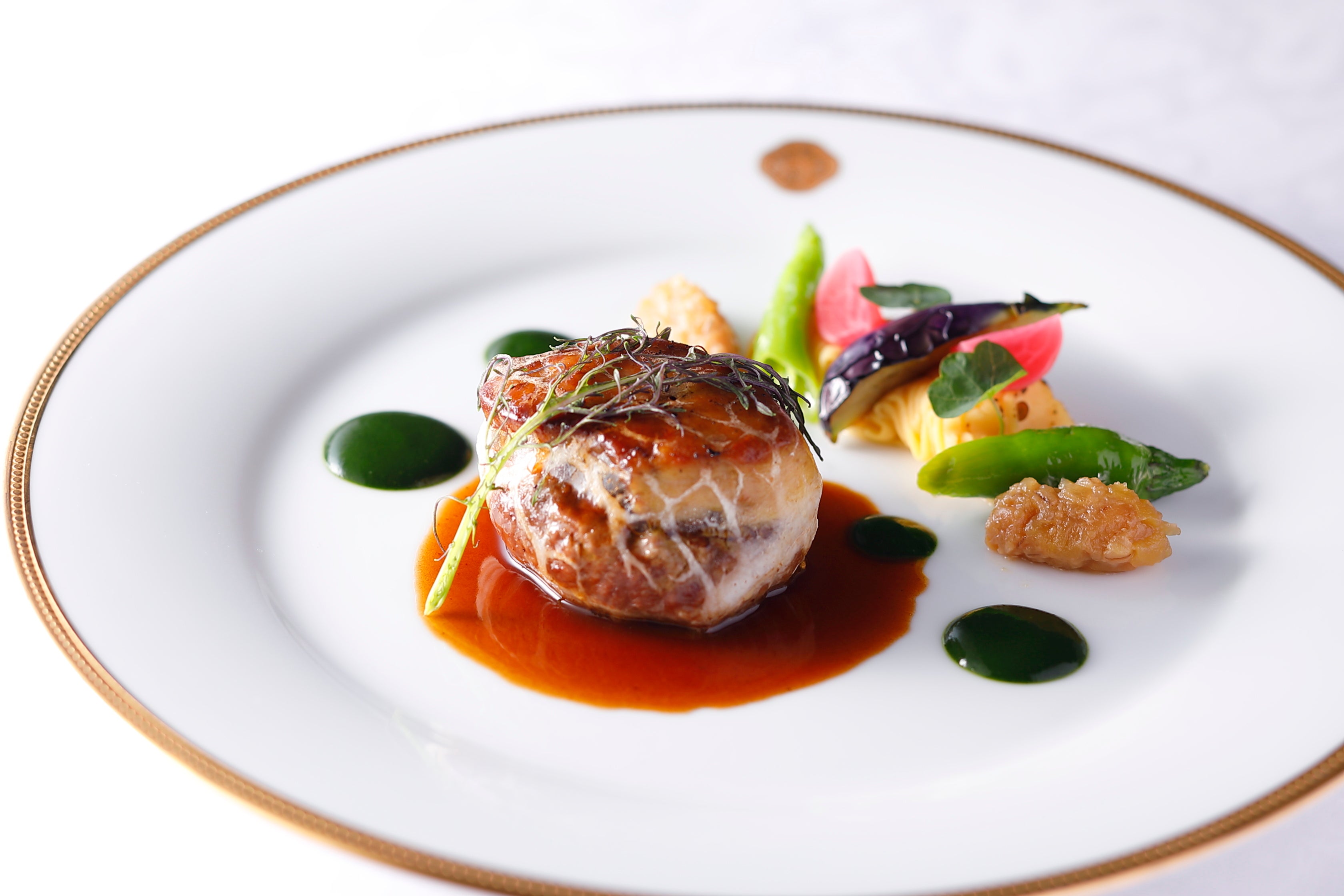 クレピネットで包んだフォアグラとジビエ（鹿肉・猪肉）ハンバーグステーキ　ロッシーニ風　フォン・ド・シュヴルイユ