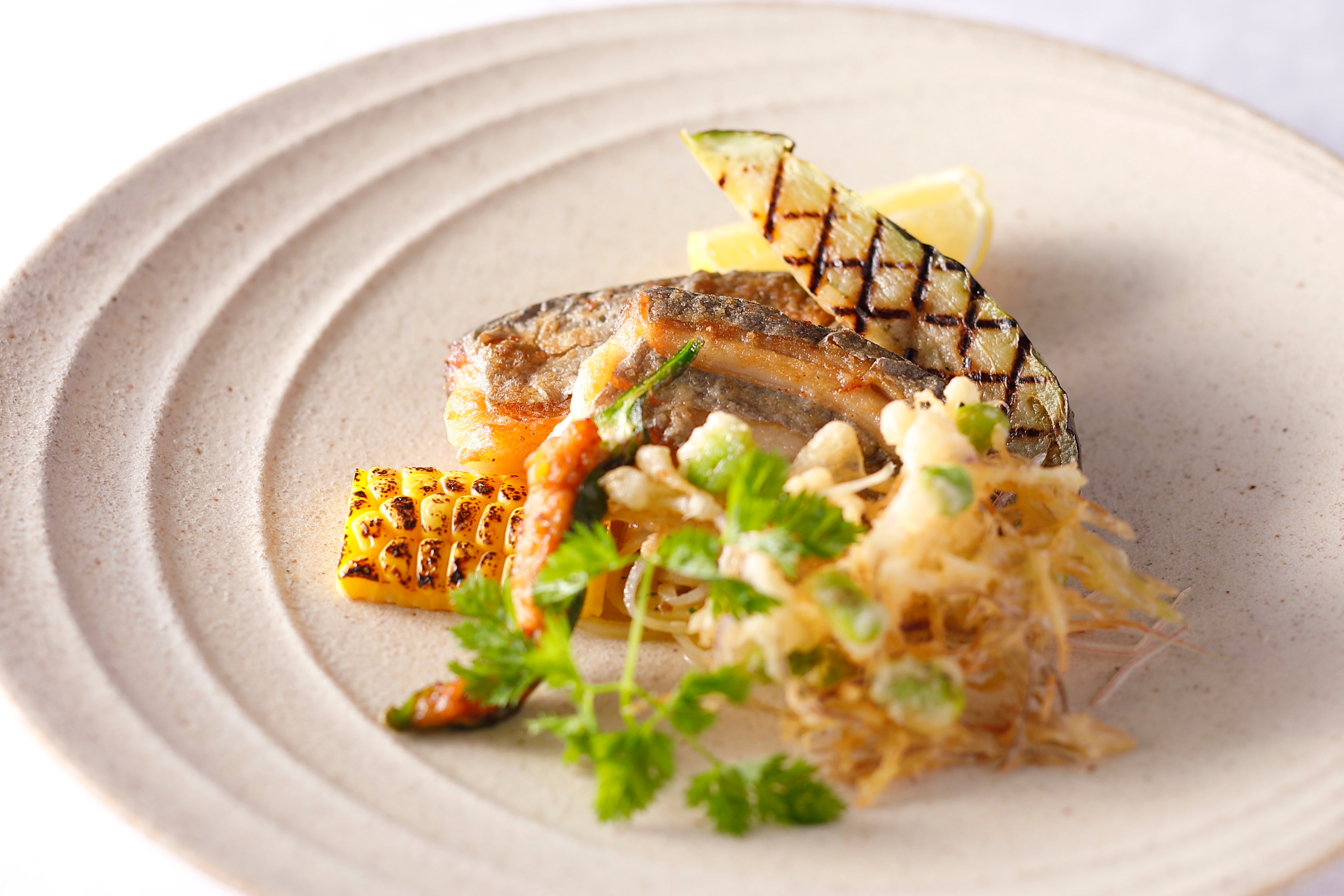 太刀魚のムニエル　“湯浅醬油生一本黒豆”のソース・フィーヌゼルブ