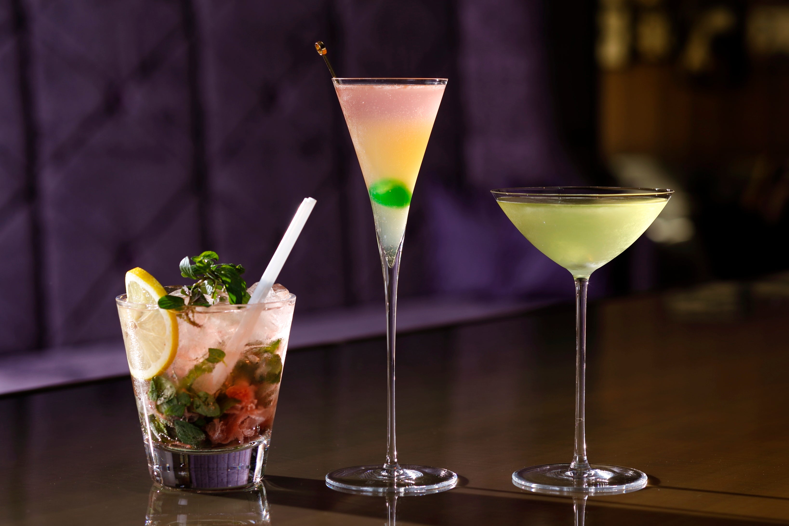 お酒や味の好み、お好きな色などを丁寧に伺い、お客さまだけのストーリーや想いを一杯のカクテルに表現します。　　＊写真はイメージです。