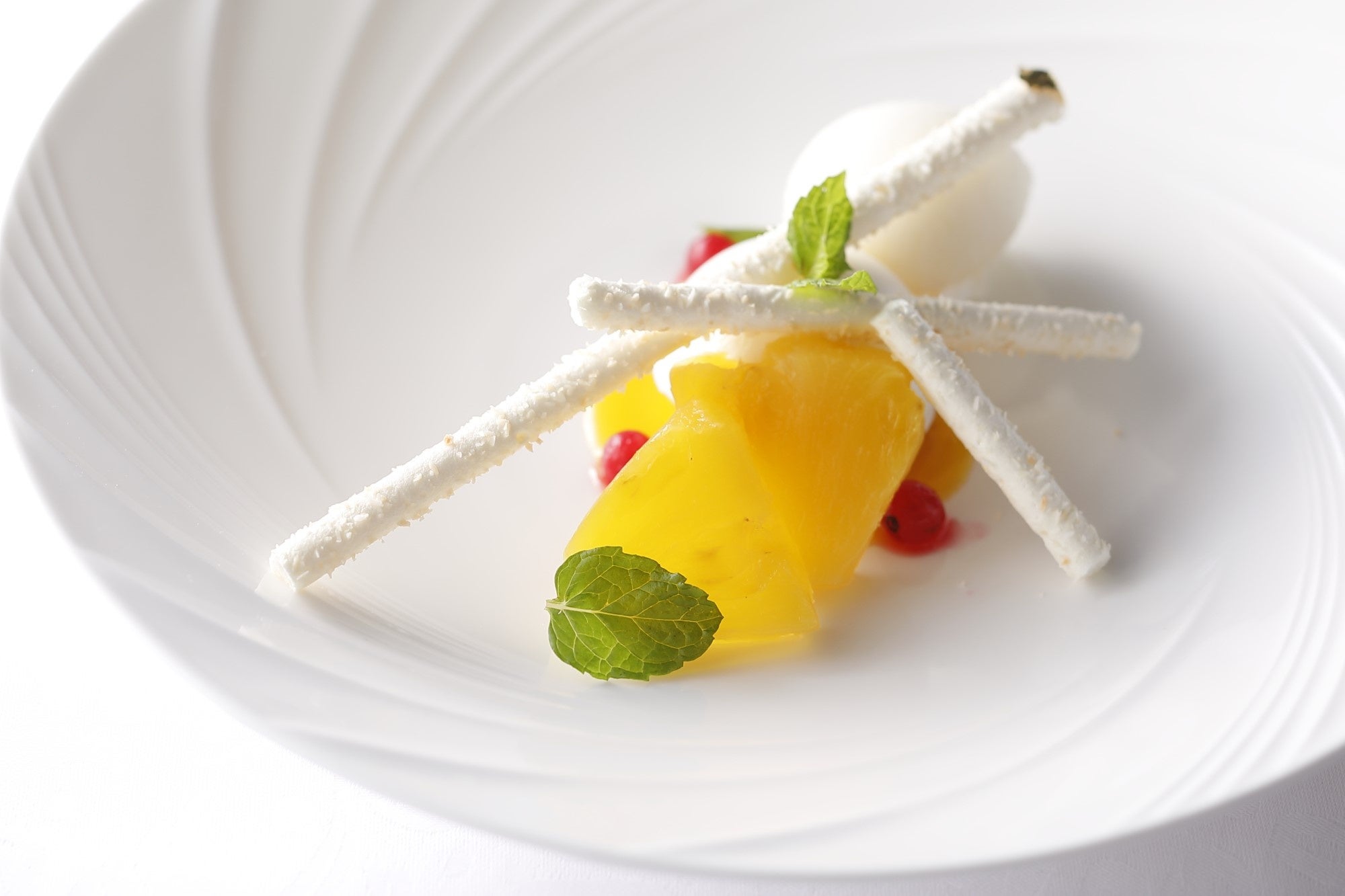 クレームダンジュ　パイナップルのコンポートとココナッツアイスクリームと共に