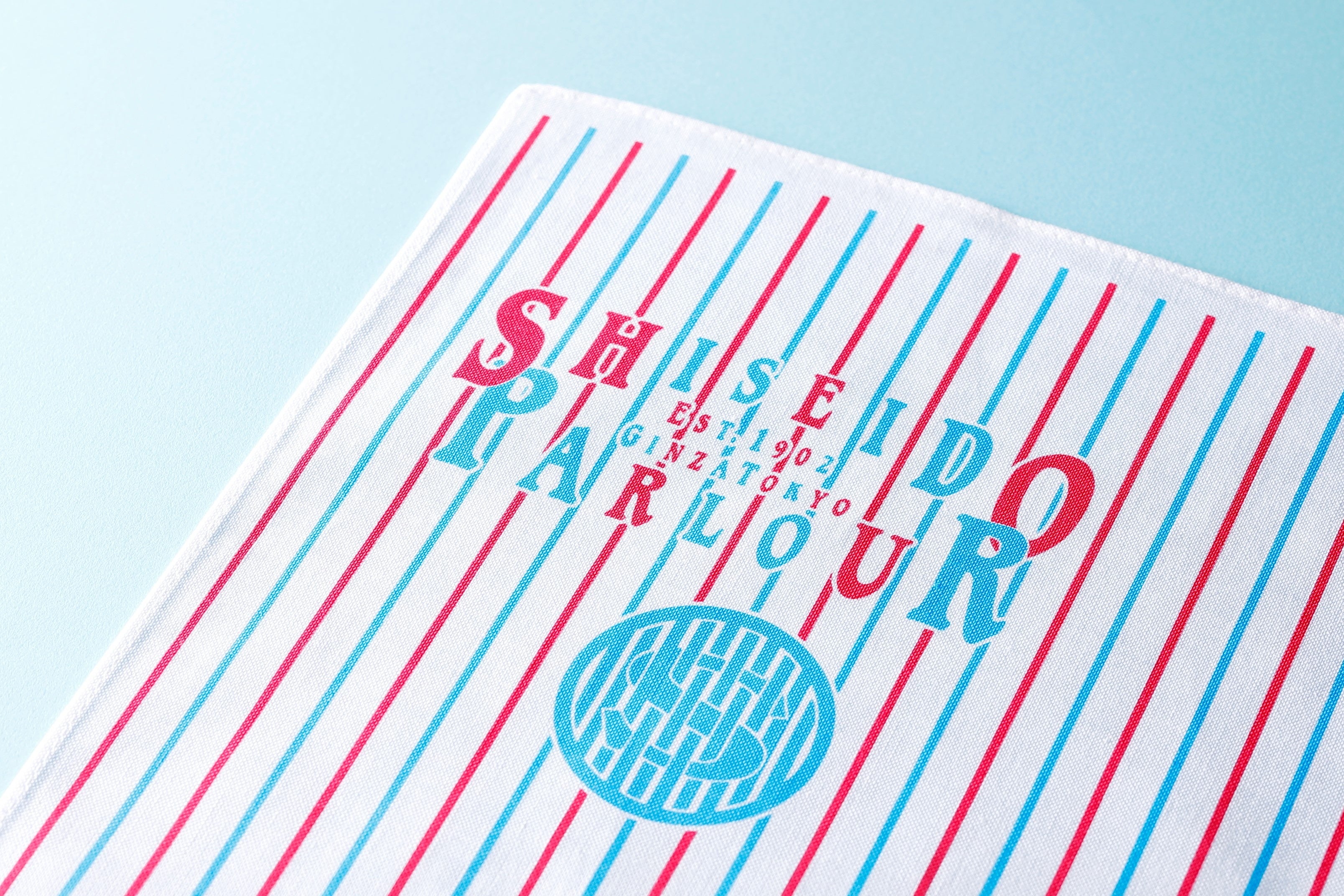 青と赤のストライプが印象的な資生堂パーラーオリジナル風呂敷。