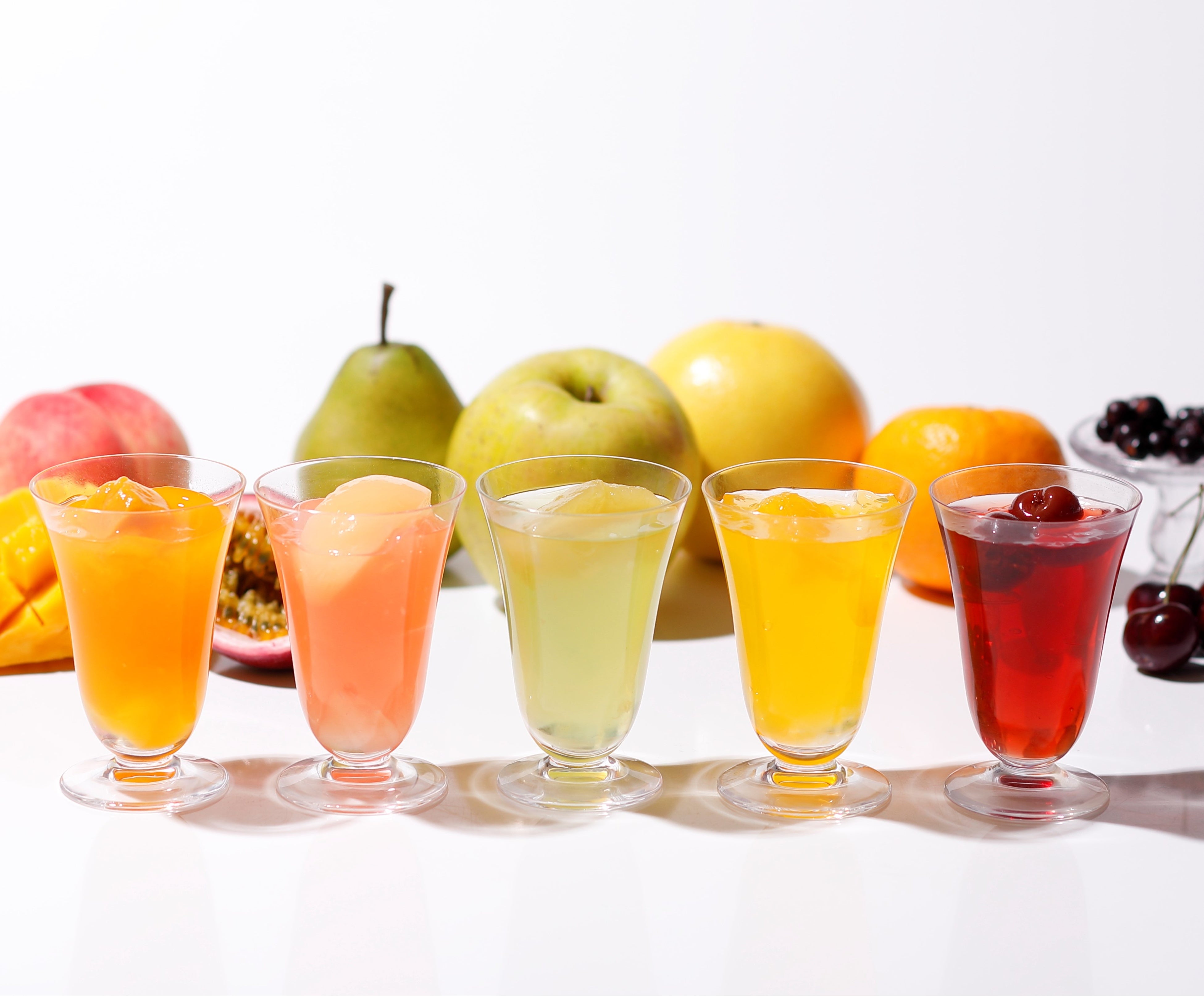 『フリュイジュレ』は全5種類。（左から）［マンゴー＆パッション］、［ピーチ＆ピーチ］、［ラ・フランス＆グリーンアップル］、［はっさく＆グレープフルーツ］、［ブラックチェリー＆カシス］。