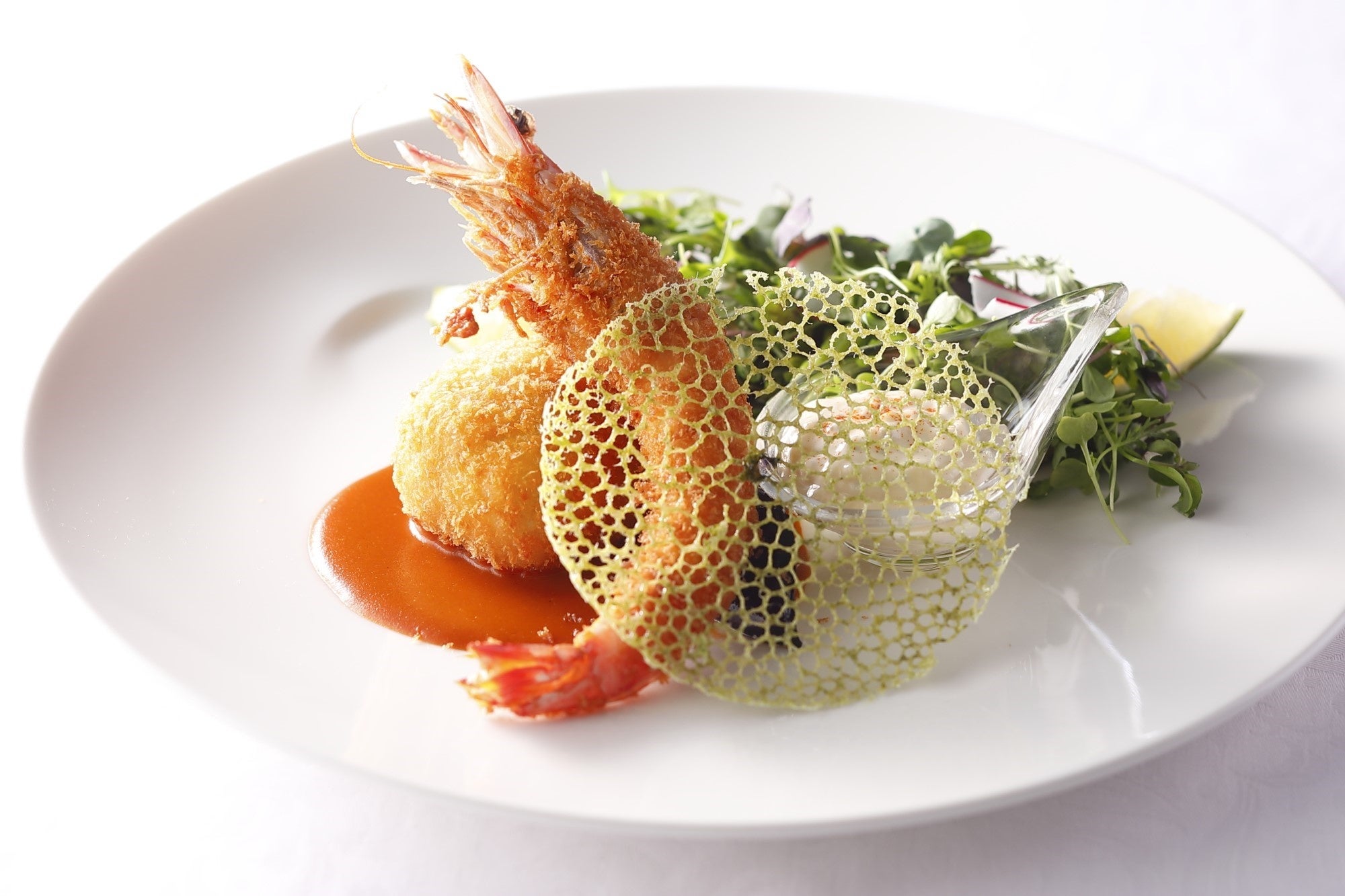 「舌平目で包んだ伊勢海老のクロケット“ガストロノ ーム”伊勢海老のコラリーヌソース 五島市久賀島産  車海老のフライと共に」　自家製のタルタルソースもご一緒に